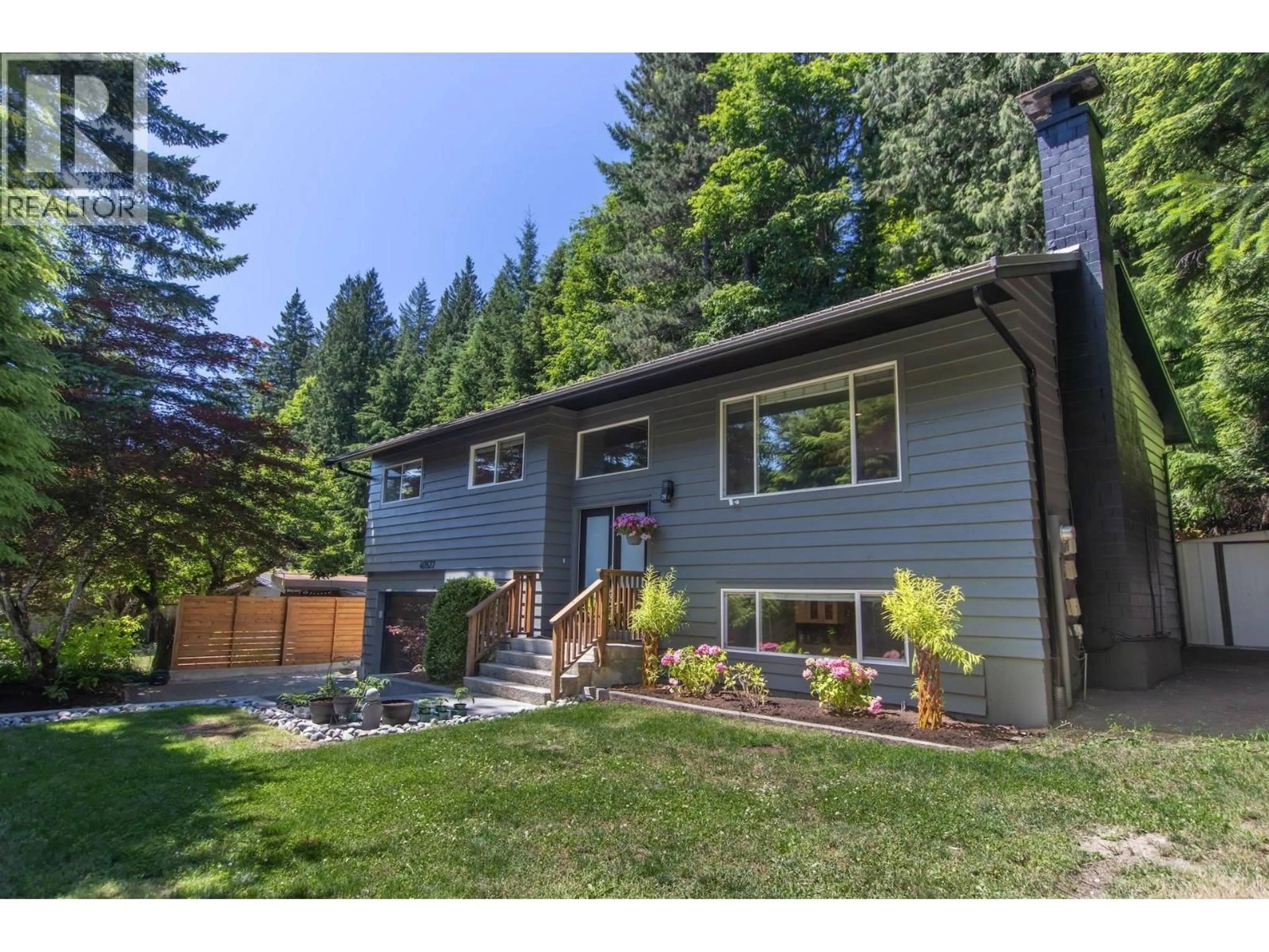 Home with vinyl exterior material, unknown for 40537 HIGHLANDS WAY, Squamish British Columbia V0N1T0