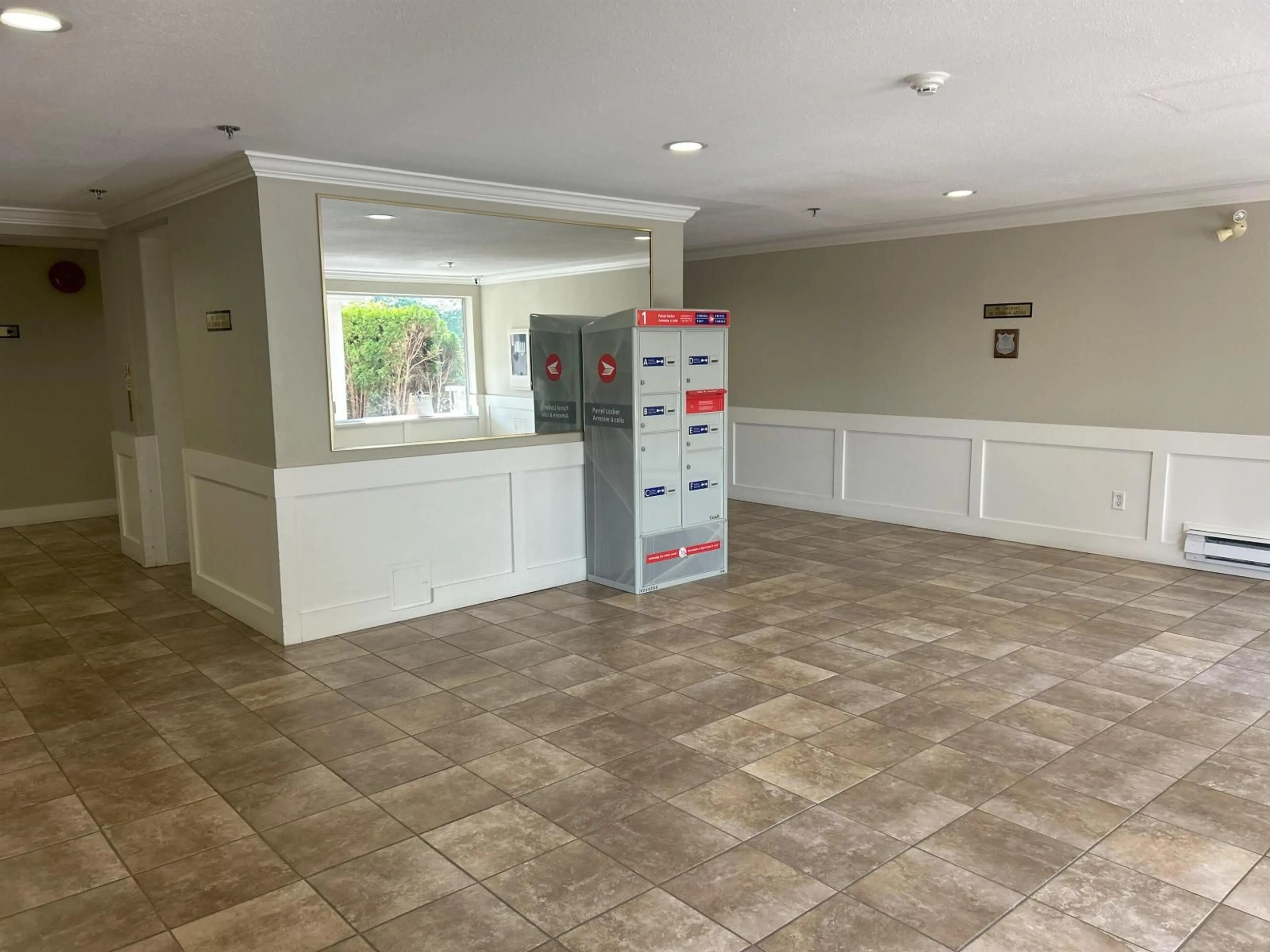 Indoor foyer for 111 - 2130 MCKENZIE, Abbotsford British Columbia V2S3Z8