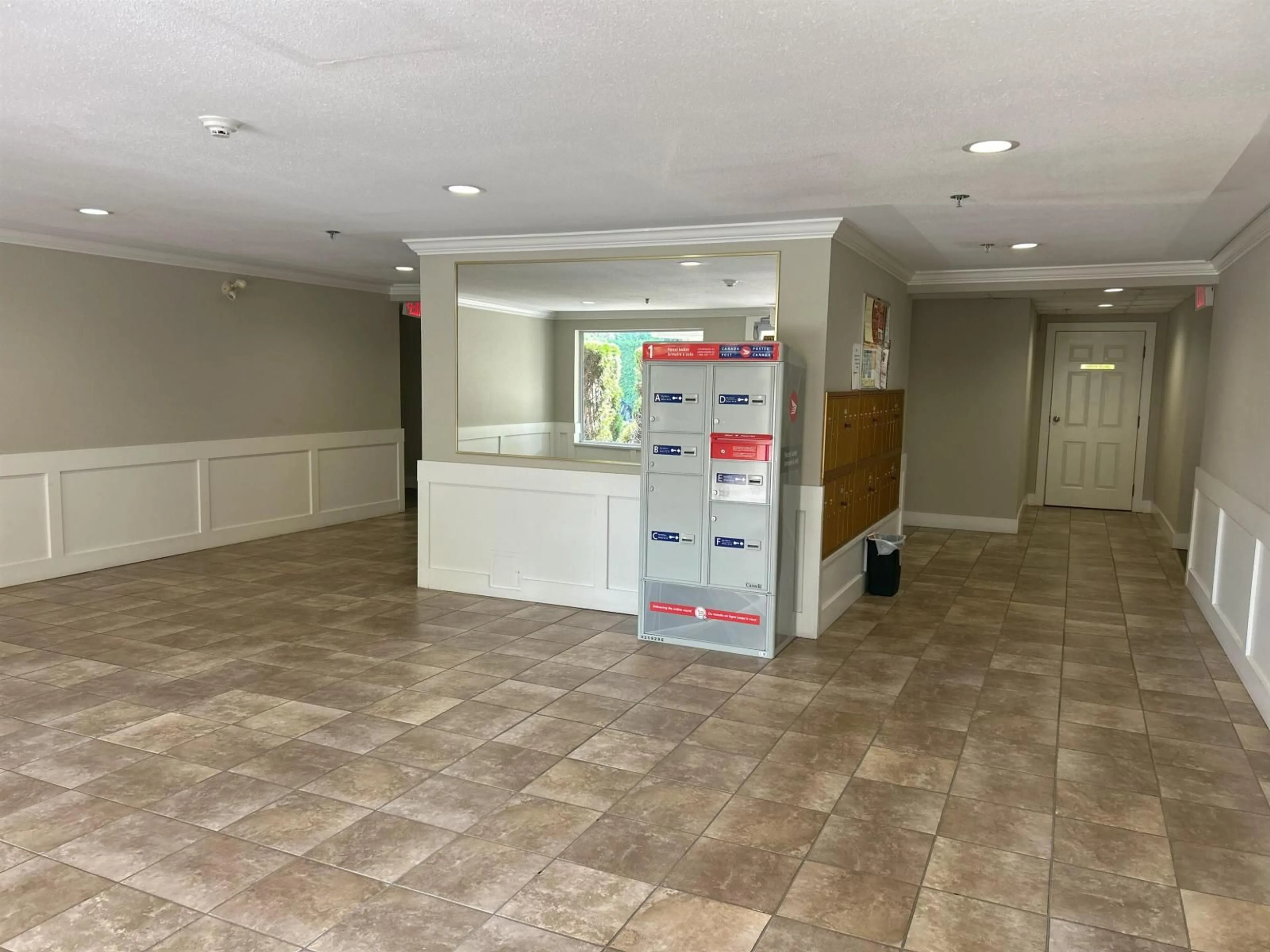 Indoor foyer for 111 - 2130 MCKENZIE, Abbotsford British Columbia V2S3Z8