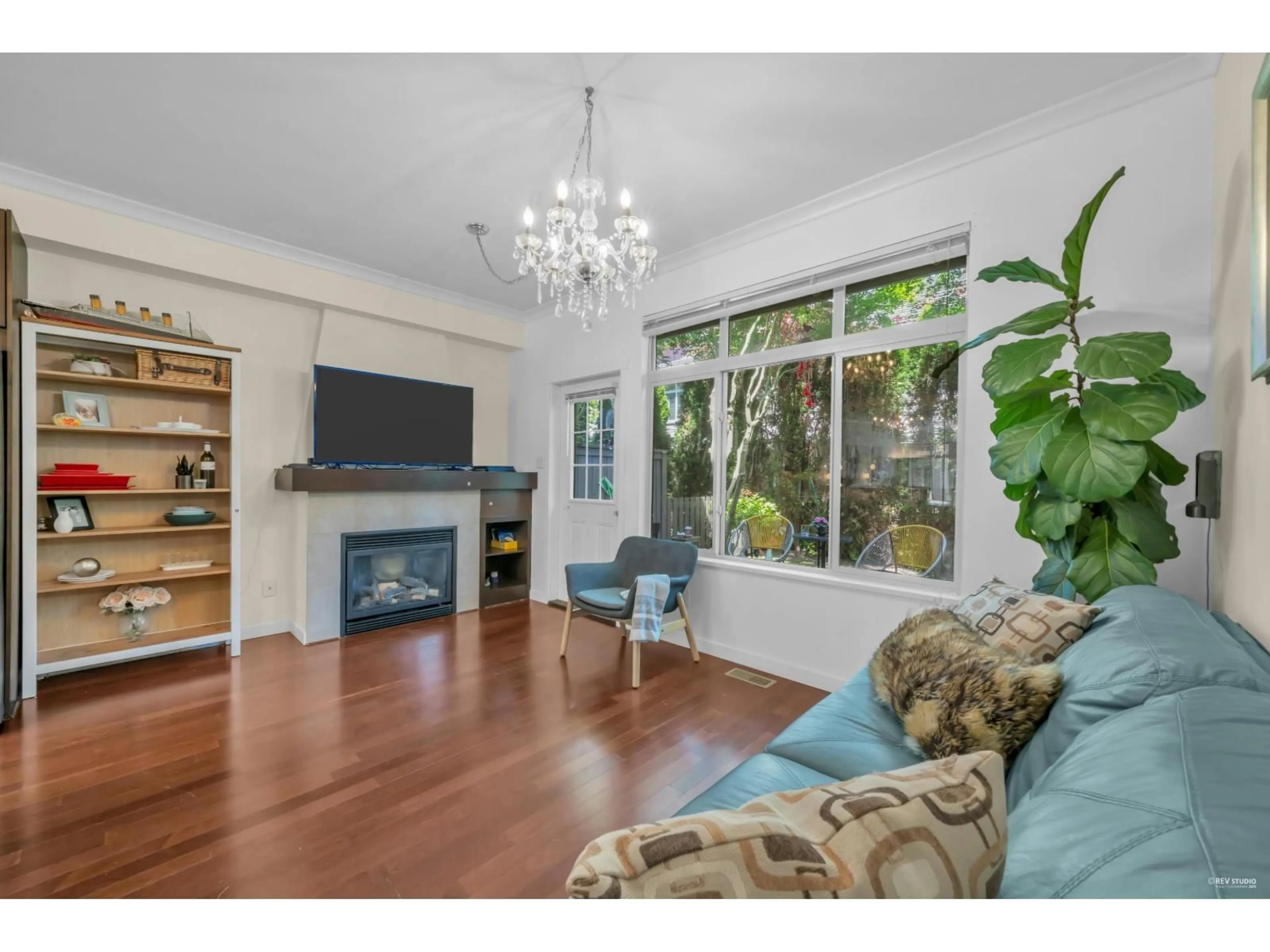 Living room with furniture, wood/laminate floor for 52 - 15151 34, Surrey British Columbia V3Z4P5