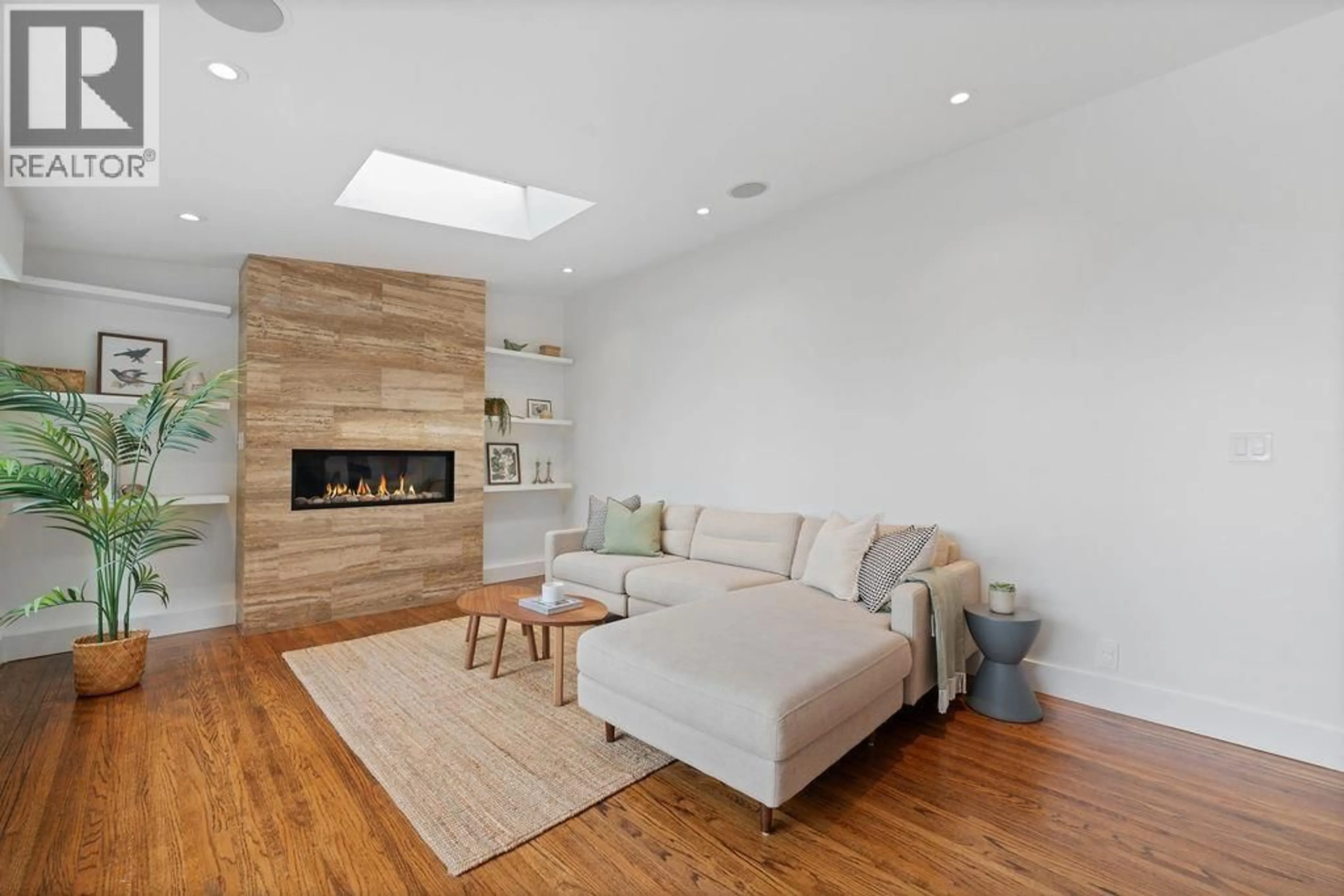 Living room with furniture, wood/laminate floor for 727 CRYSTAL COURT, North Vancouver British Columbia V7R2B6