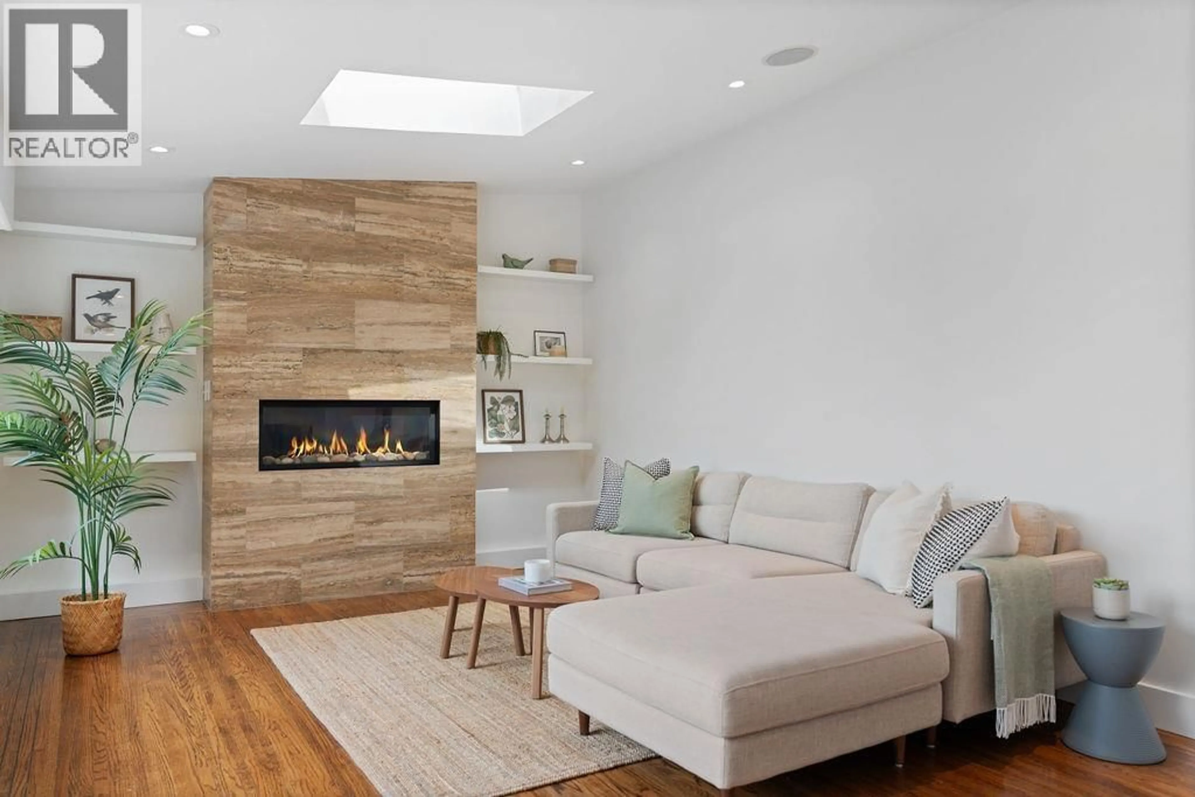 Living room with furniture, wood/laminate floor for 727 CRYSTAL COURT, North Vancouver British Columbia V7R2B6