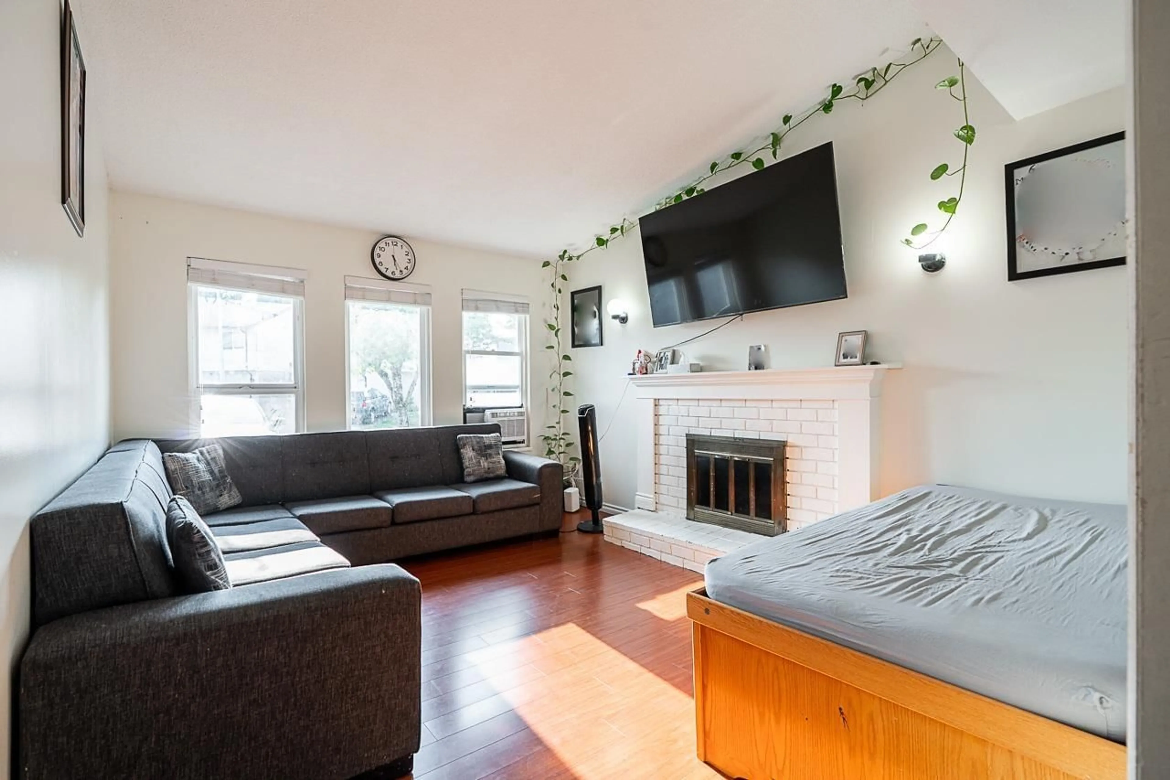 Living room with furniture, wood/laminate floor for 7380 PARKWOOD, Surrey British Columbia V3W7G6