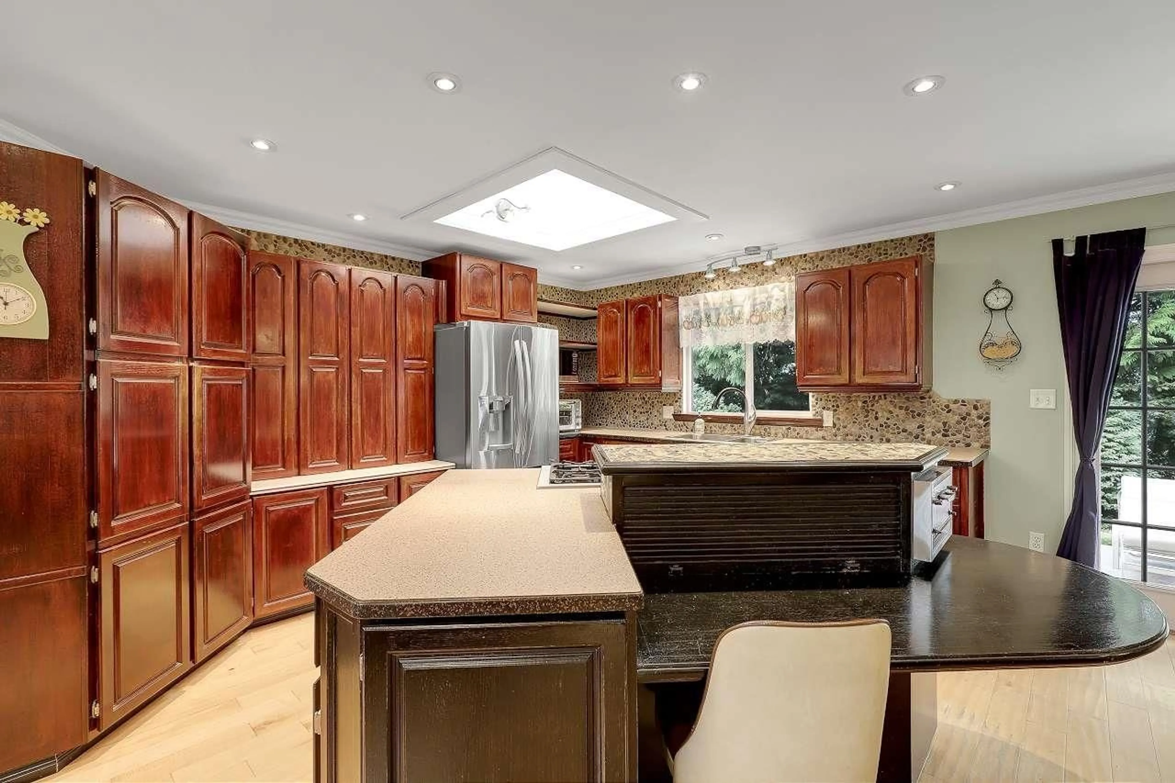Open concept kitchen, ceramic/tile floor for 20571 46A, Langley British Columbia V3A3J7