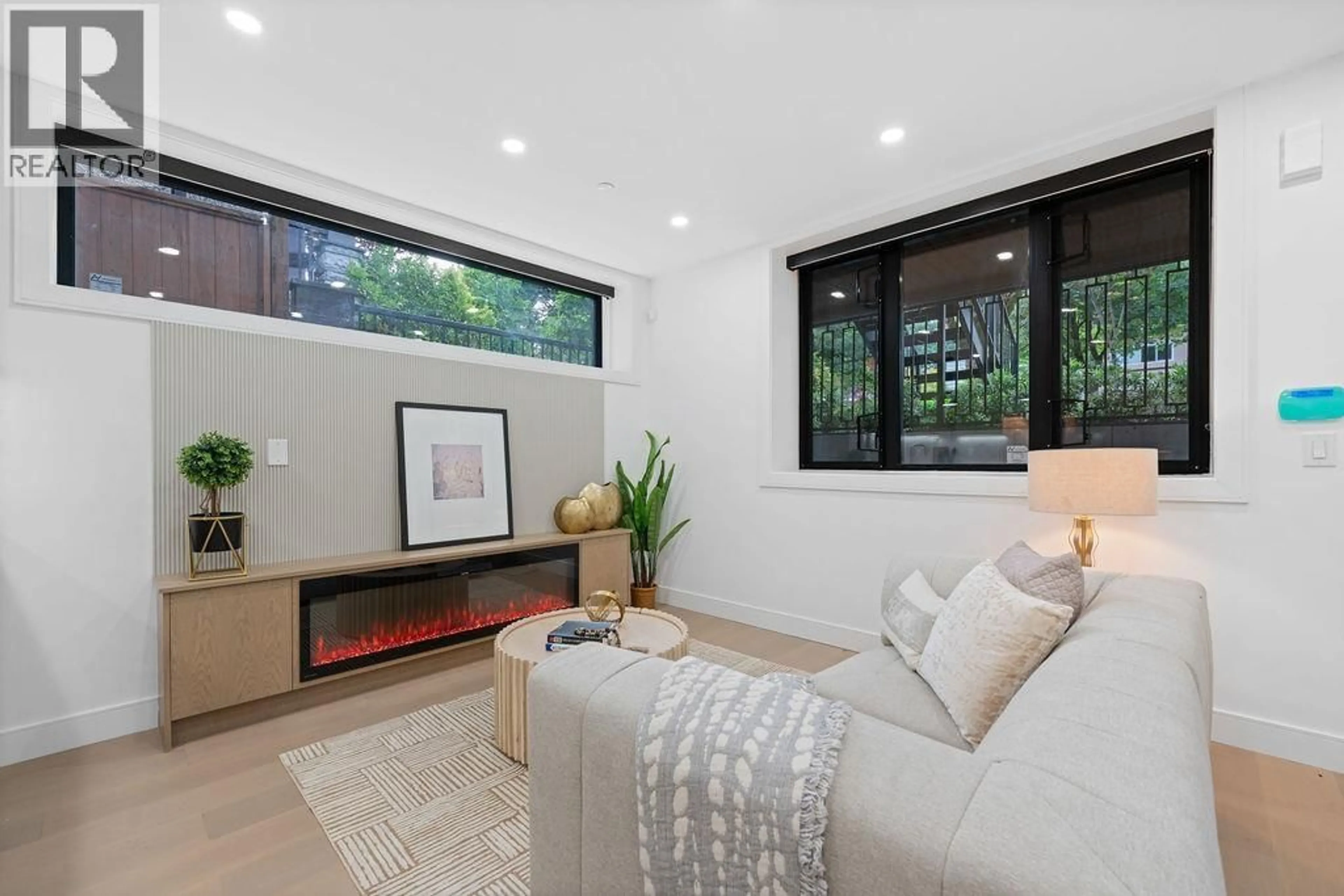 Living room with furniture, unknown for 2 - 2282 8TH AVENUE, Vancouver British Columbia V5N1V5
