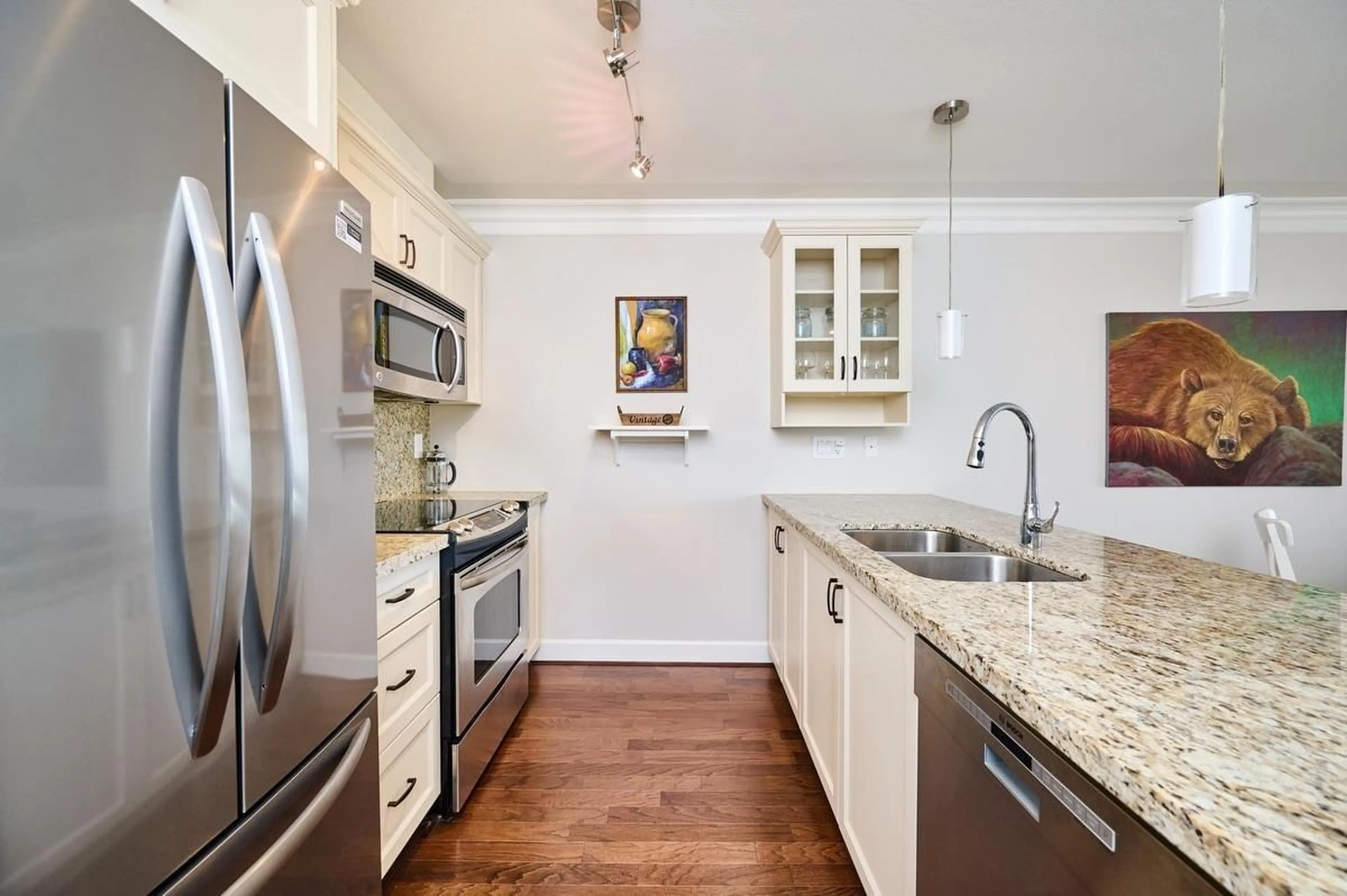 Open concept kitchen, ceramic/tile floor for PH6 - 15357 ROPER, White Rock British Columbia V4B2G2