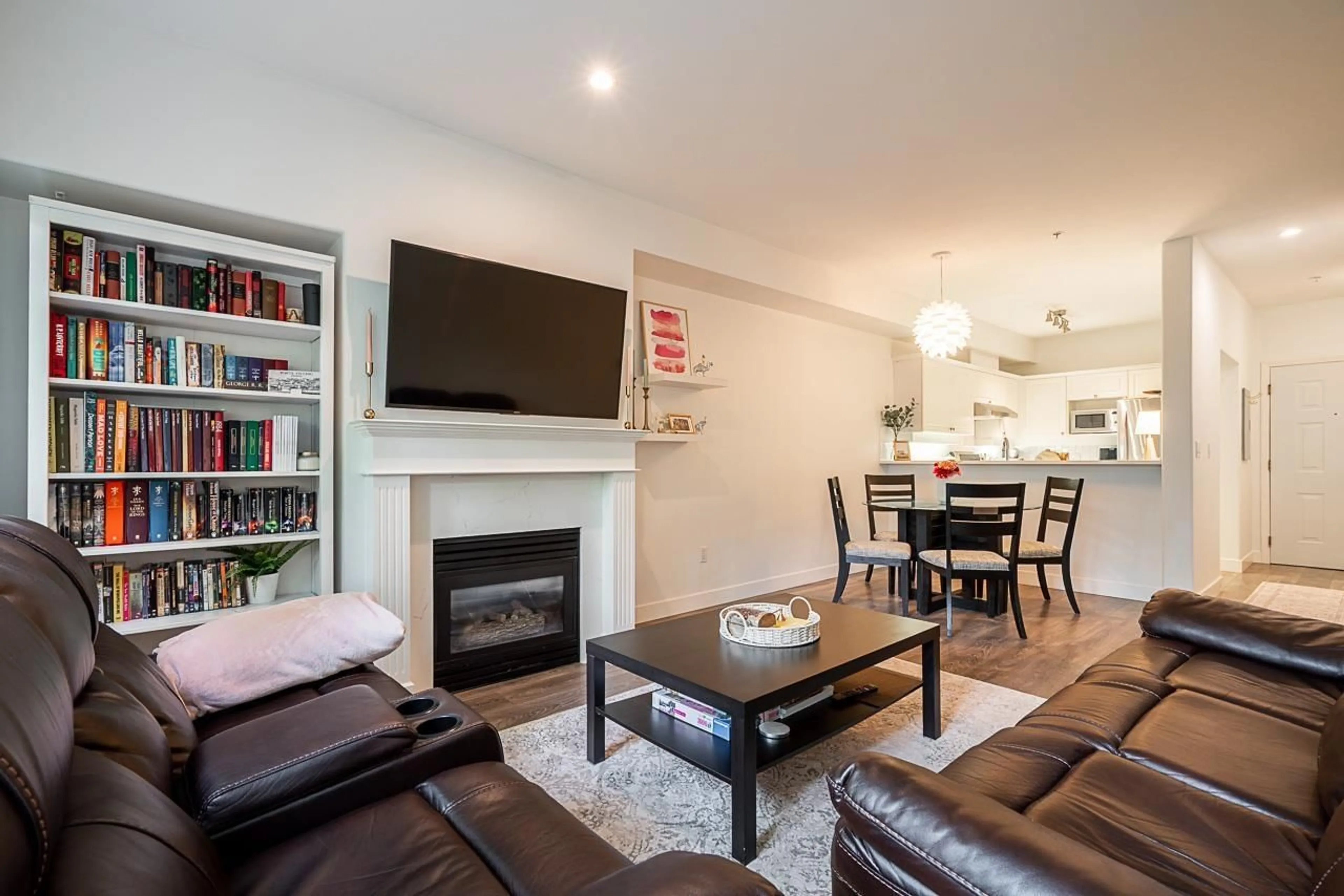 Living room with furniture, wood/laminate floor for 102 - 1630 154, Surrey British Columbia V4A9T3