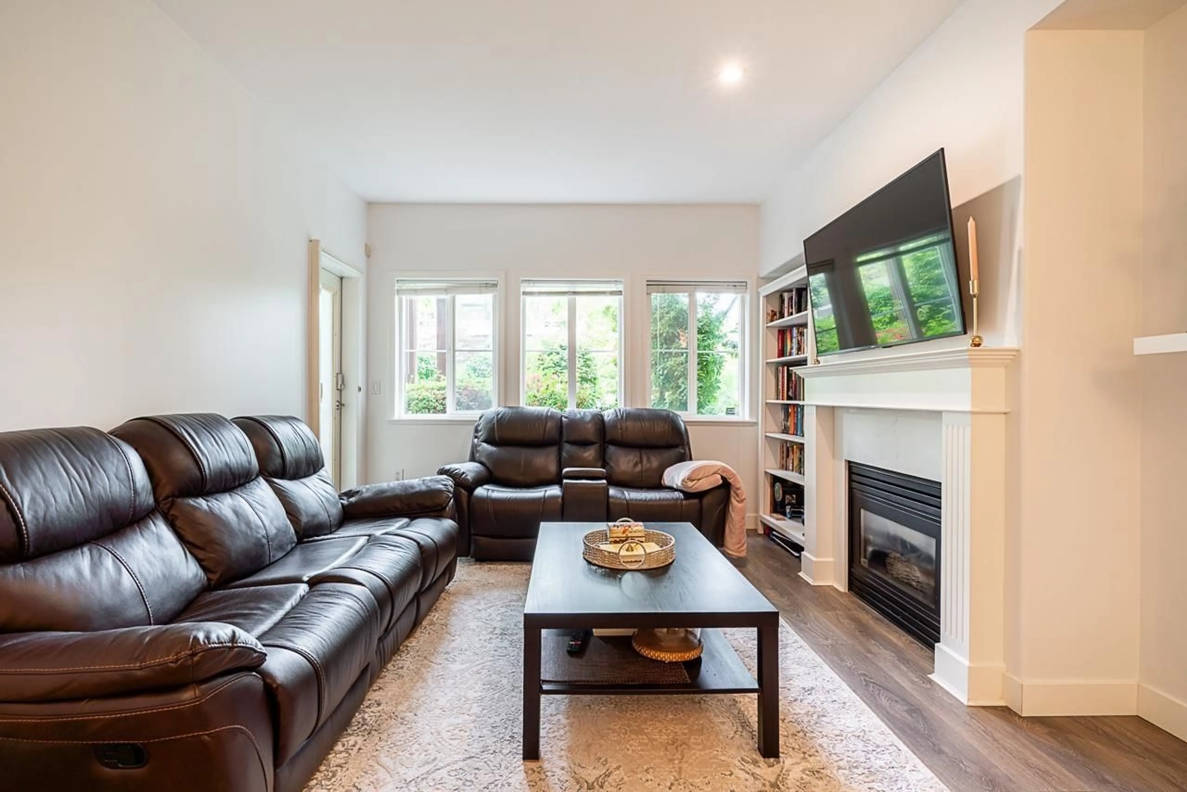 Living room with furniture, unknown for 102 - 1630 154, Surrey British Columbia V4A9T3