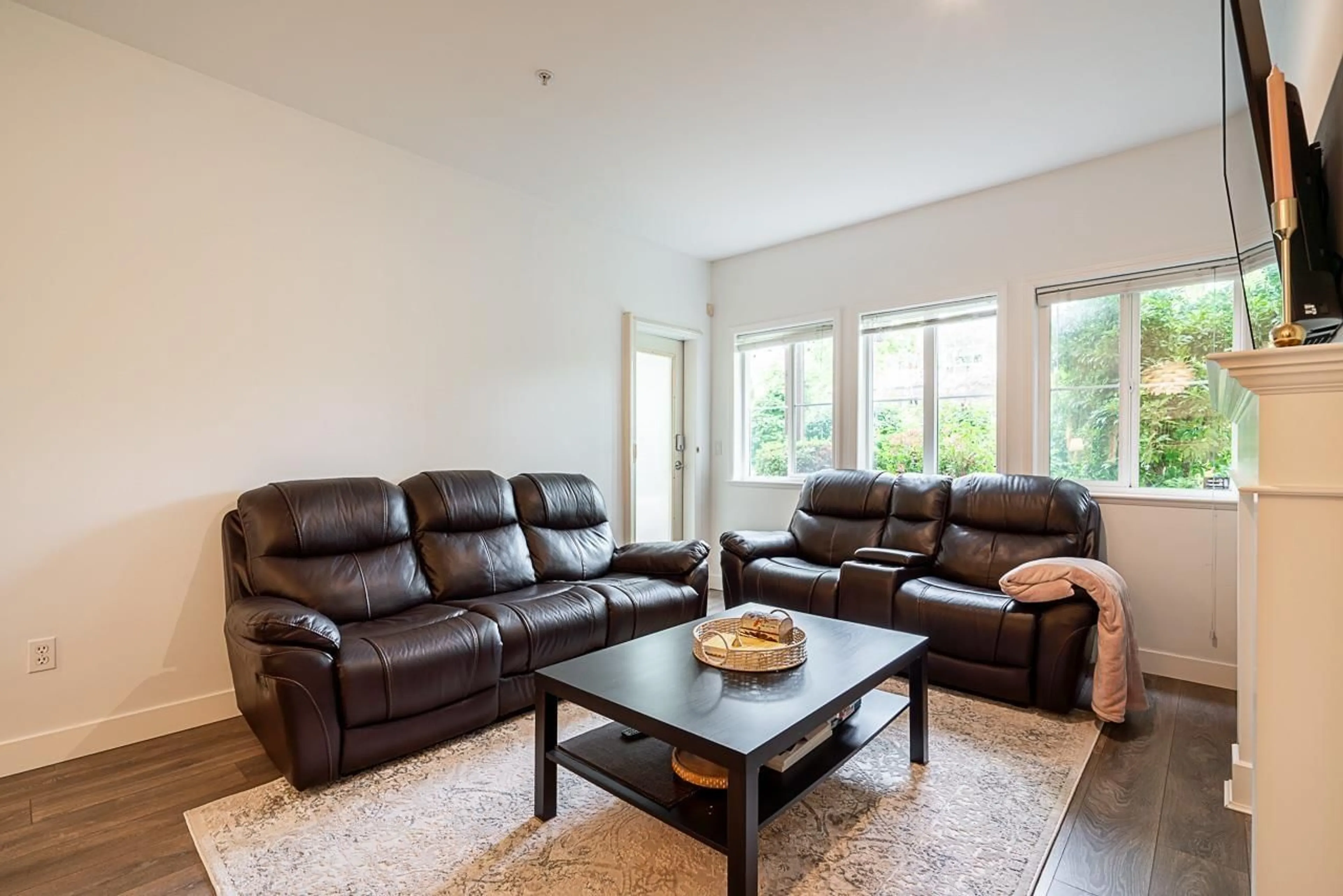 Living room with furniture, unknown for 102 - 1630 154, Surrey British Columbia V4A9T3