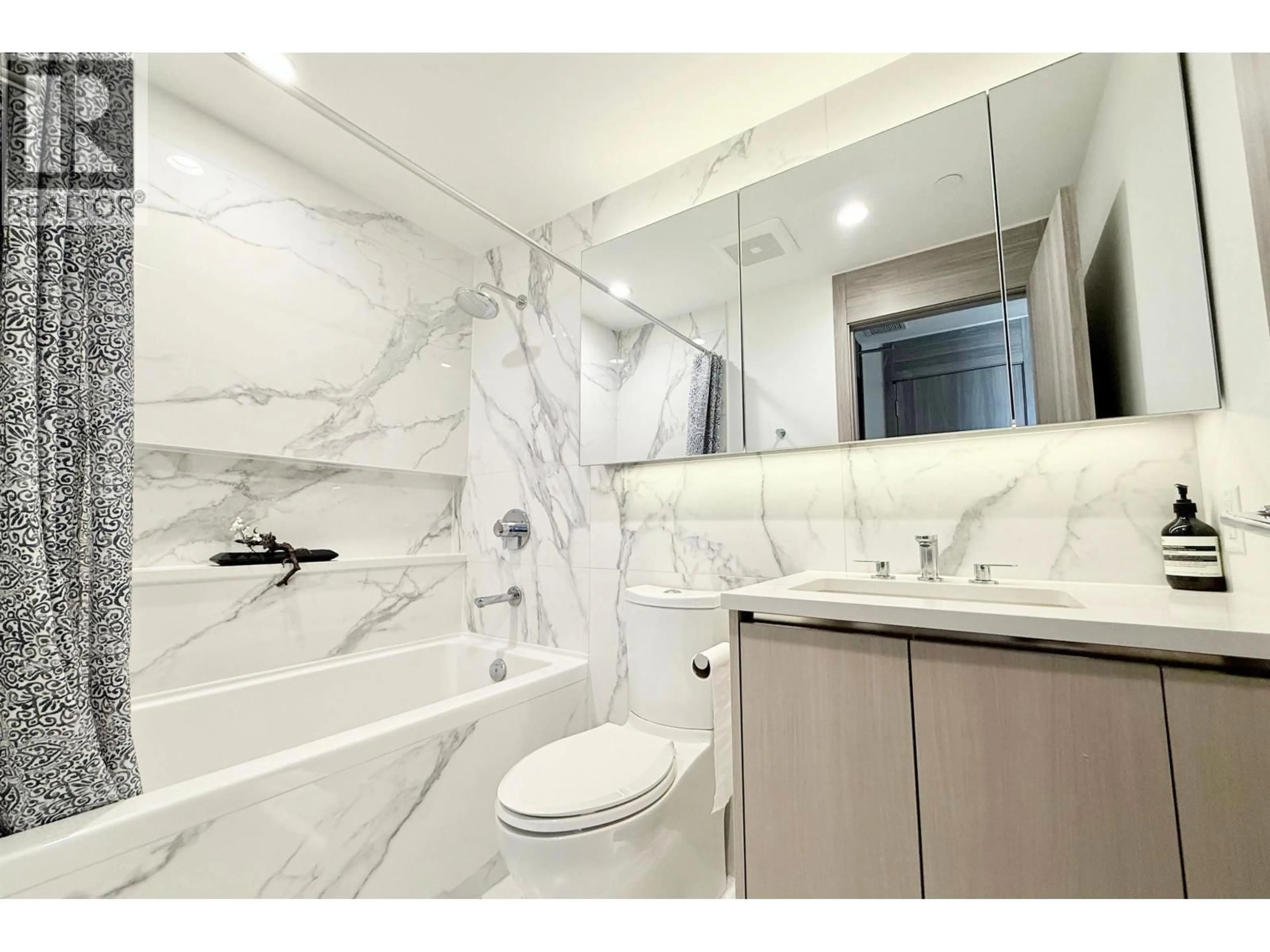 Contemporary bathroom, ceramic/tile floor for 610 - 4890 LOUGHEED HIGHWAY, Burnaby British Columbia V5C0N2