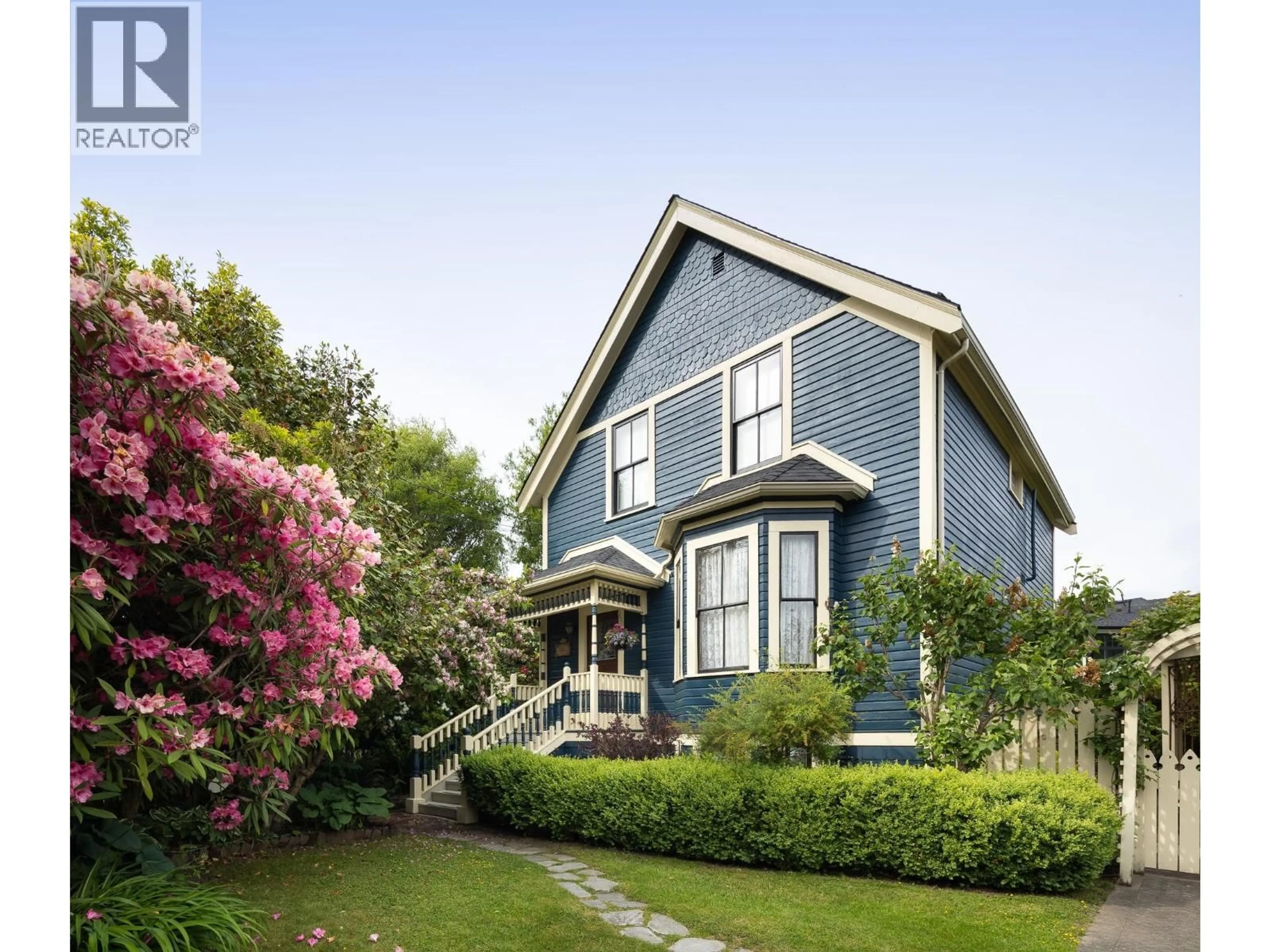 Home with vinyl exterior material, street for 335 FOURTH STREET, New Westminster British Columbia V3L2V3