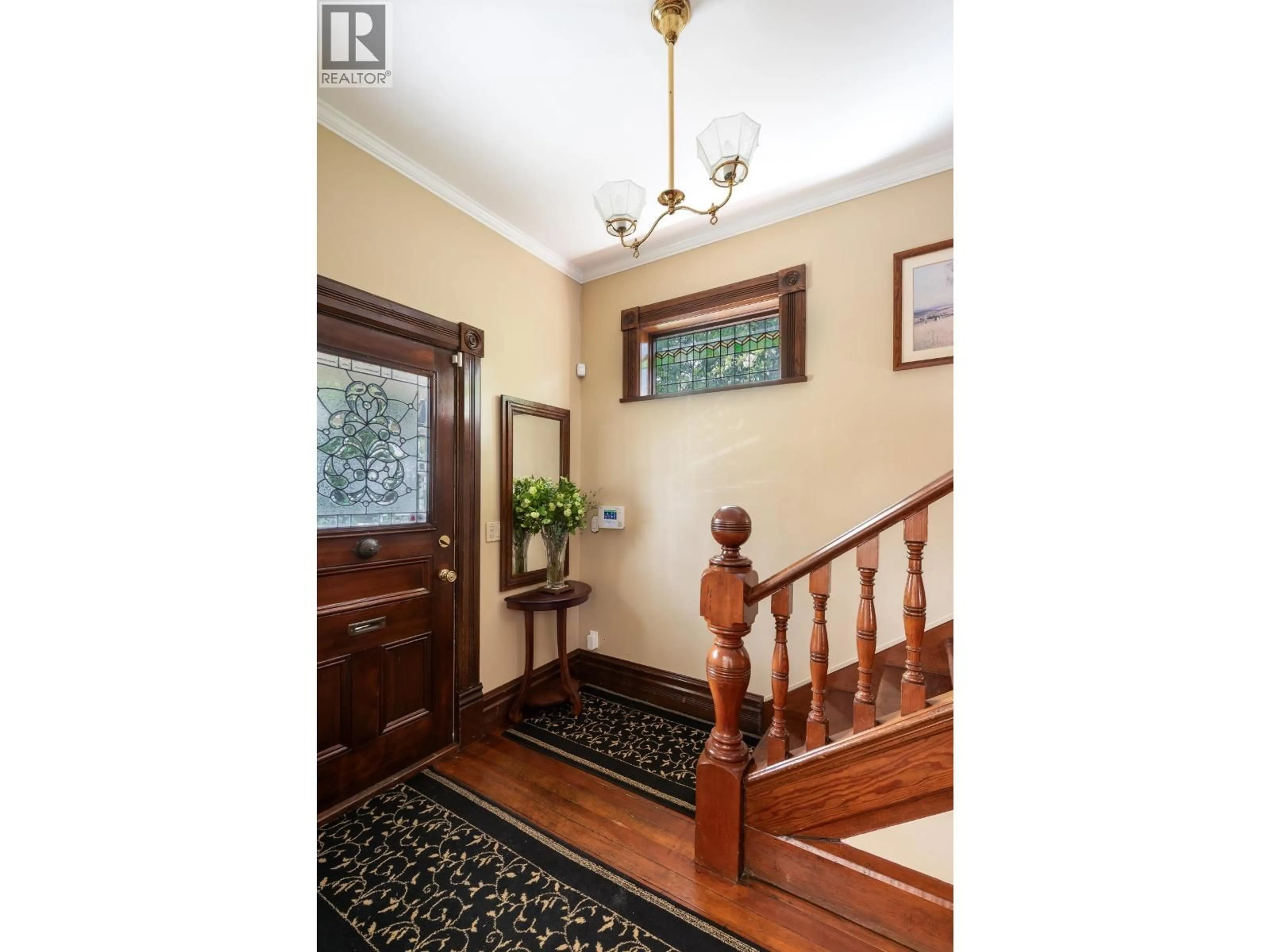 Indoor foyer for 335 FOURTH STREET, New Westminster British Columbia V3L2V3