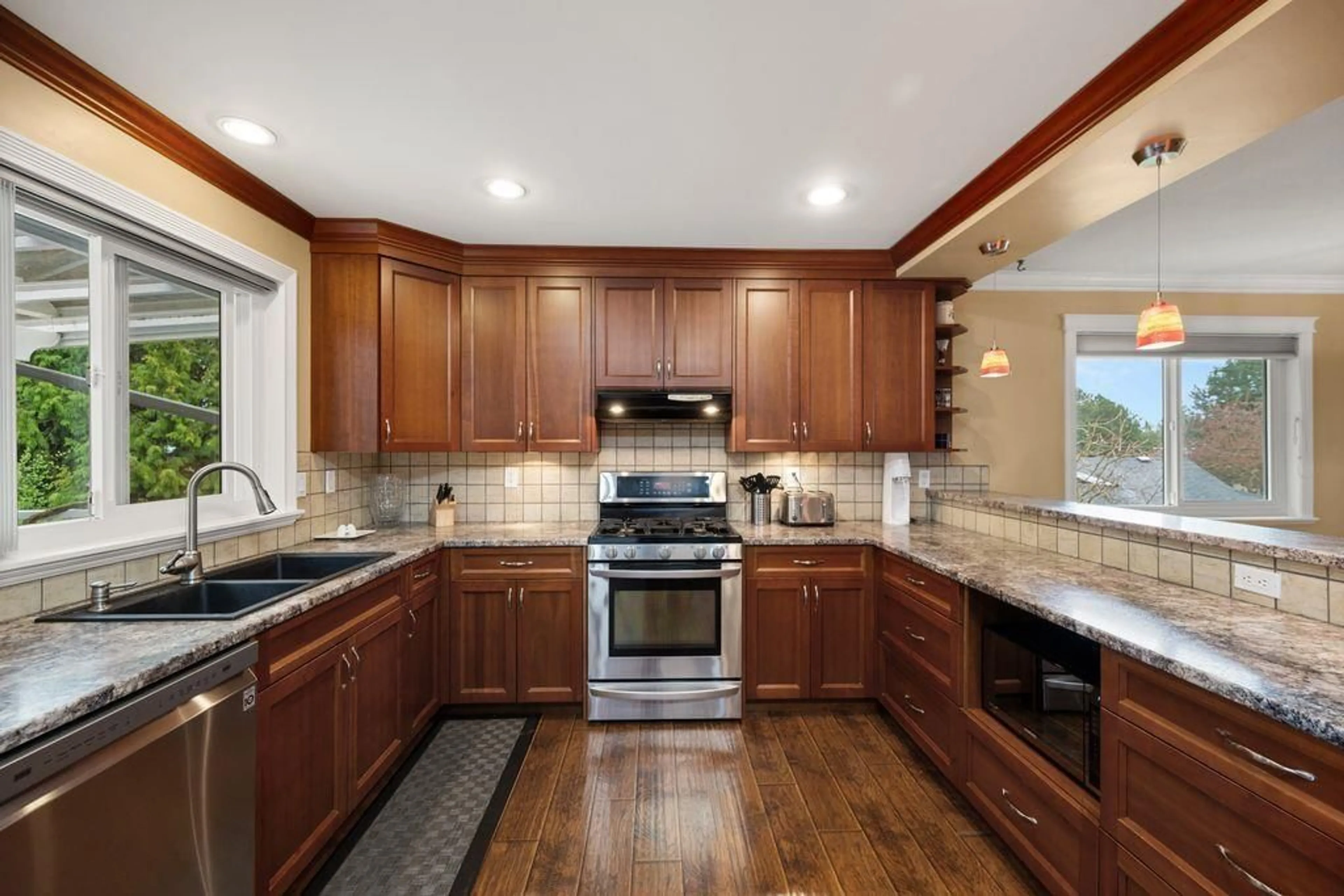 Open concept kitchen, ceramic/tile floor for 16199 13, Surrey British Columbia V4A6W3