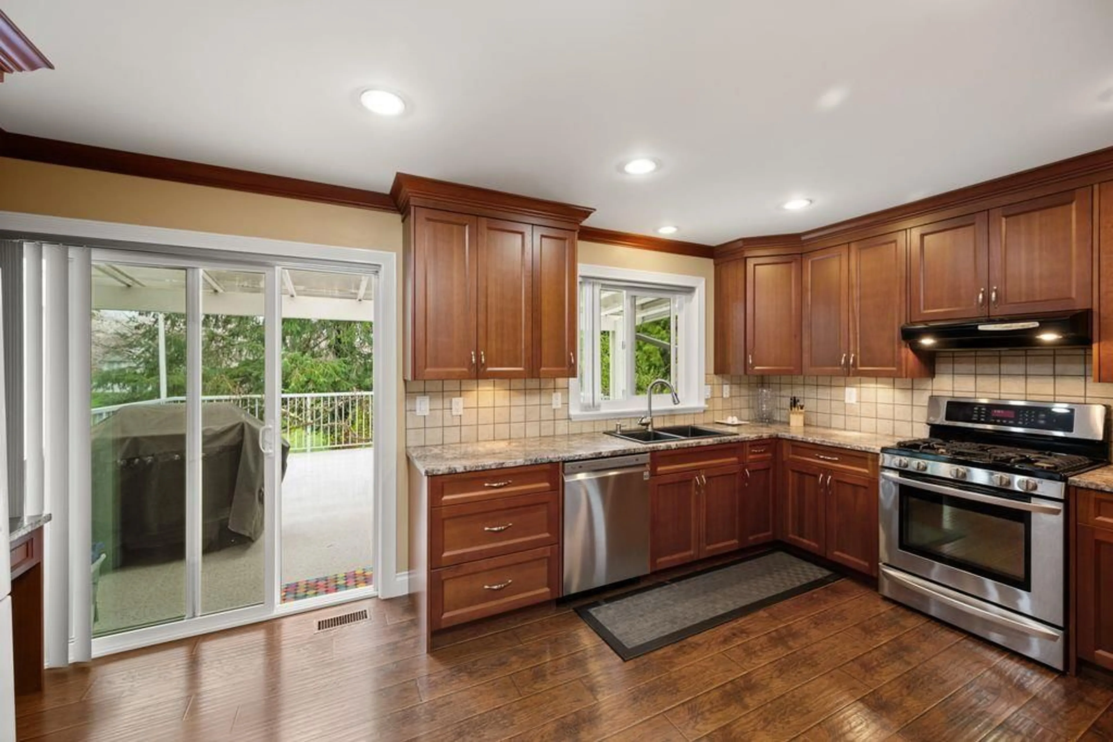 Open concept kitchen, ceramic/tile floor for 16199 13, Surrey British Columbia V4A6W3