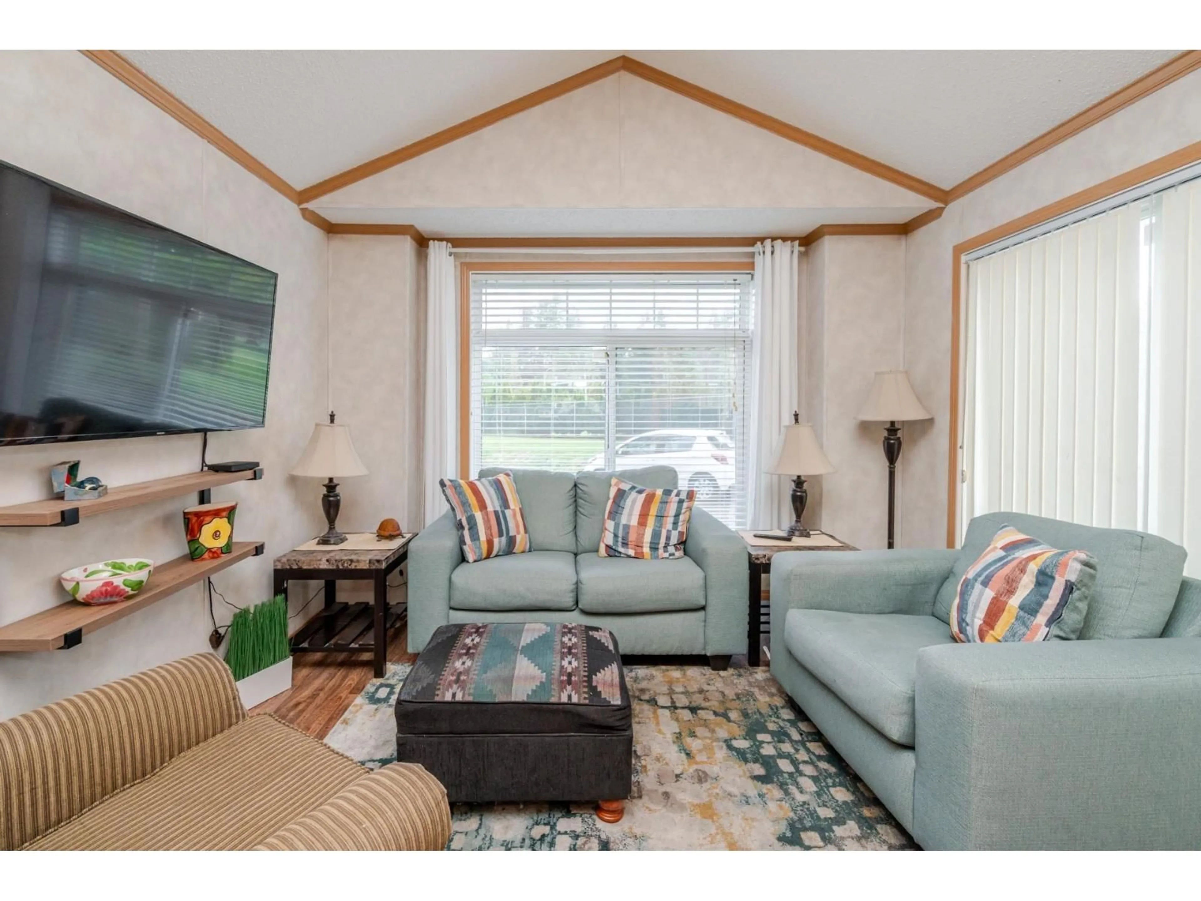 Living room with furniture, wood/laminate floor for 9 - 24330 FRASER, Langley British Columbia V2Z1N2