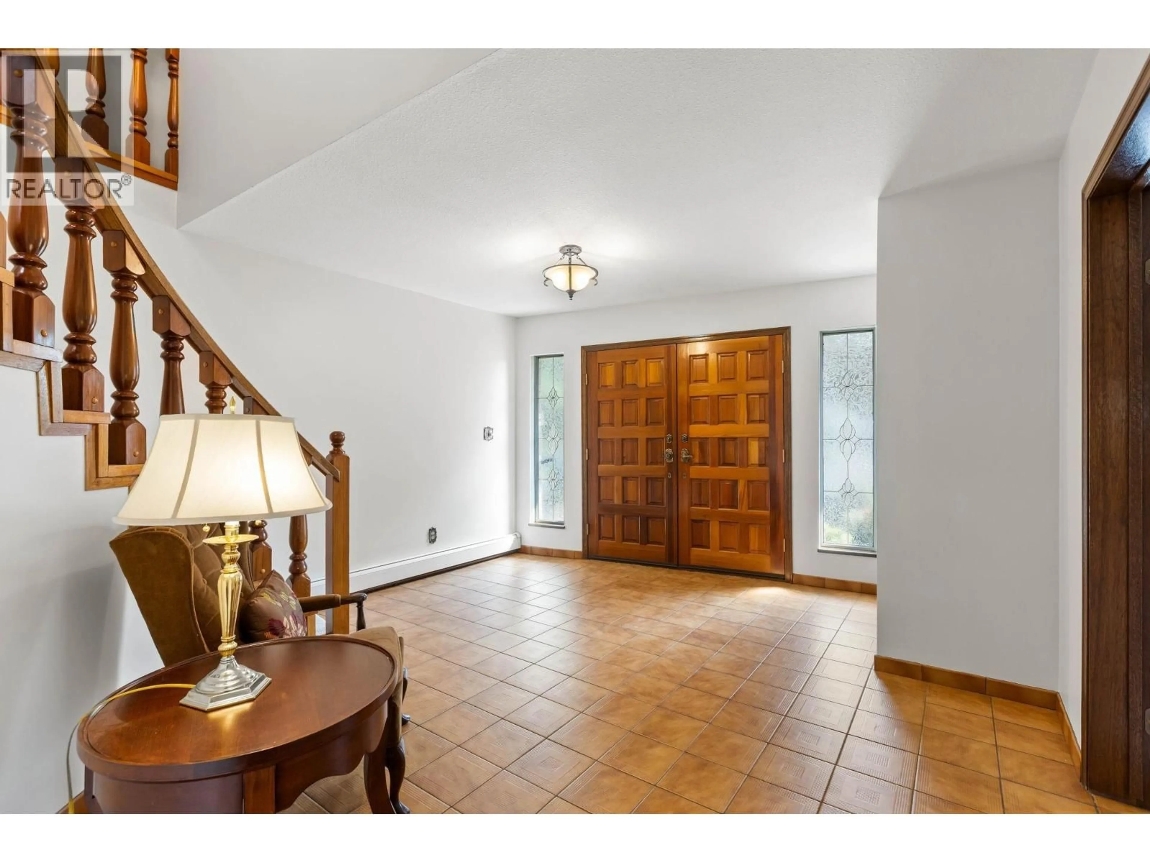 Indoor foyer for 5470 BRAELAWN DRIVE, Burnaby British Columbia V5B4R7