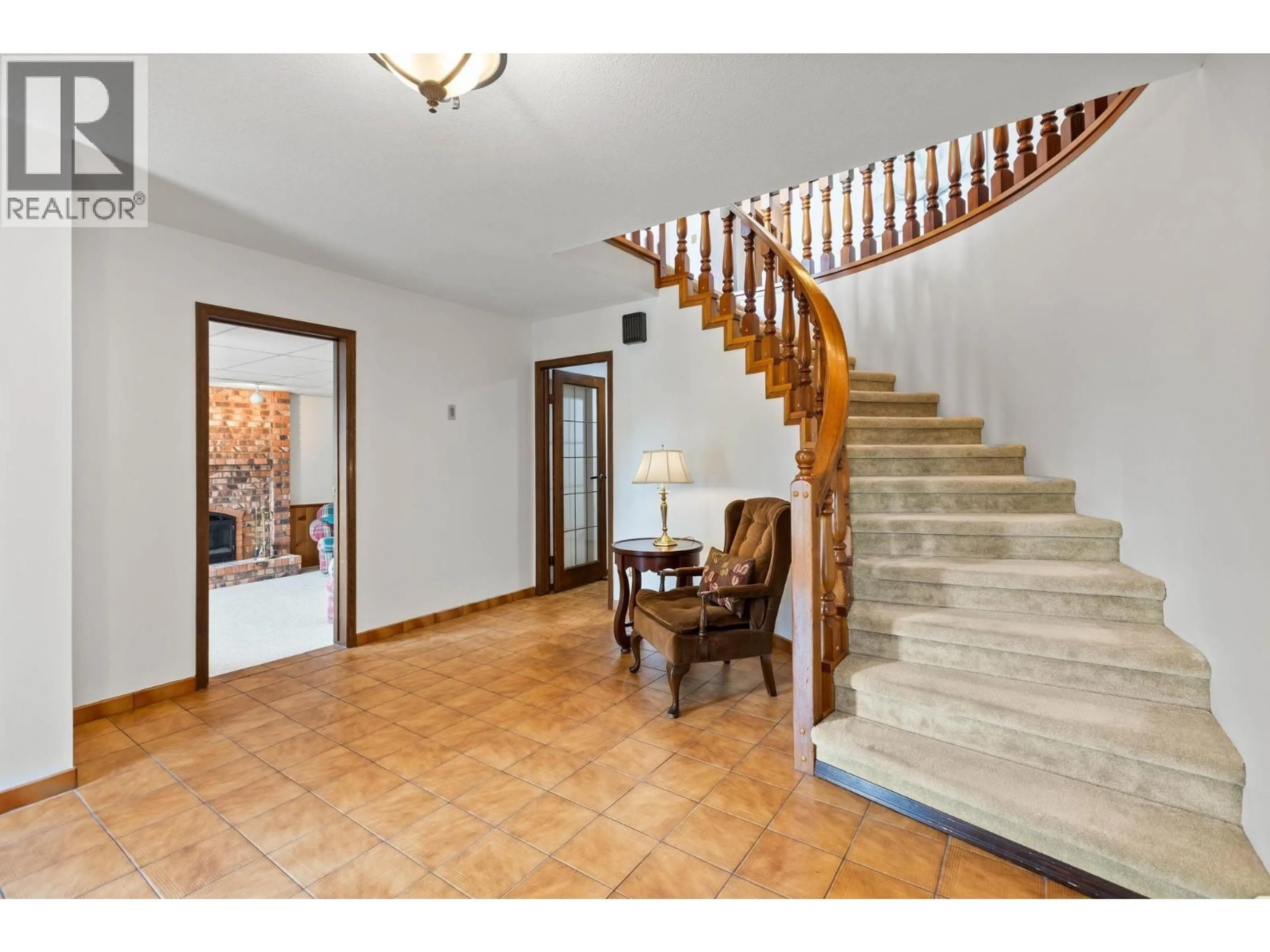 Indoor foyer for 5470 BRAELAWN DRIVE, Burnaby British Columbia V5B4R7
