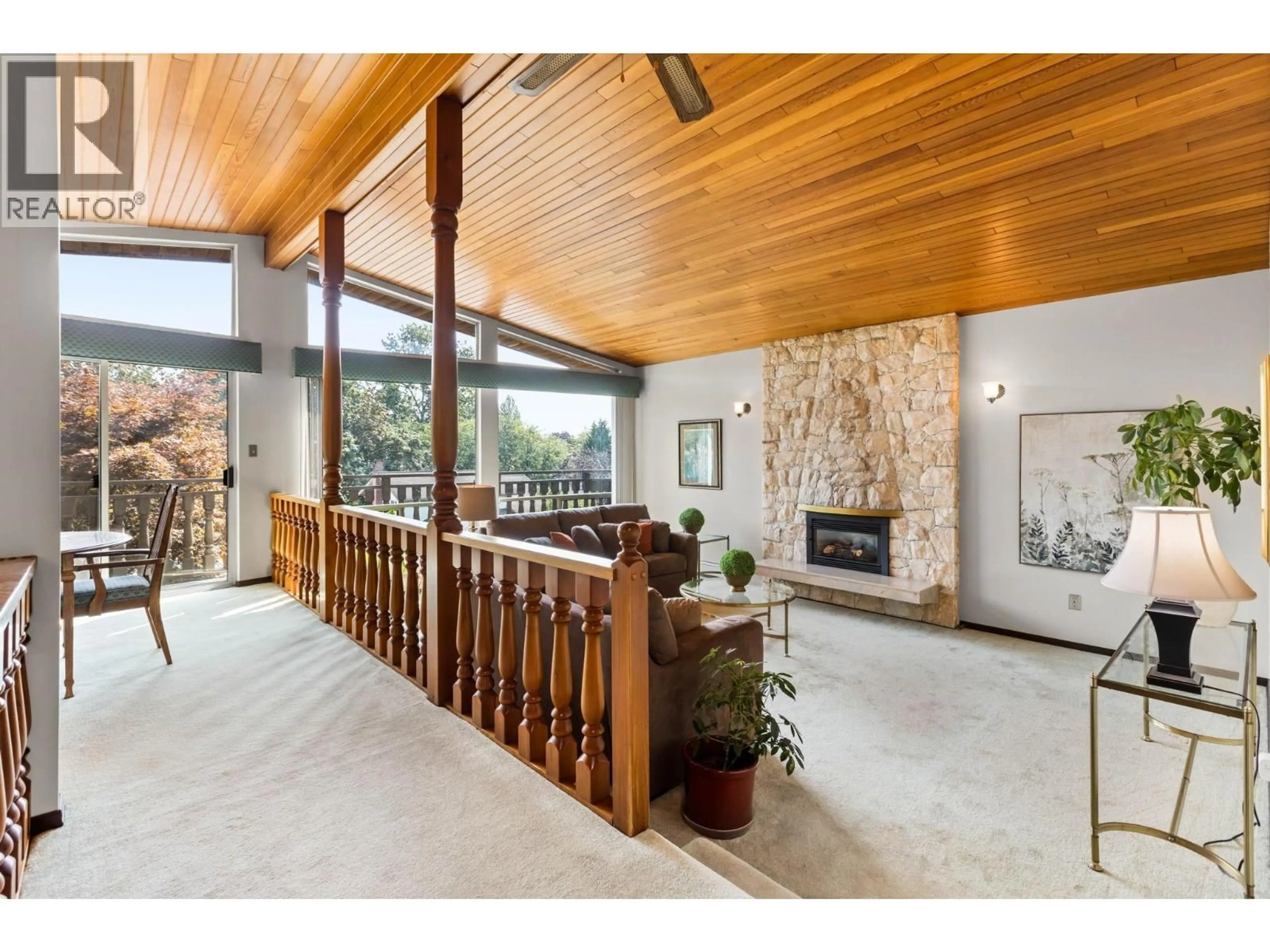 Indoor foyer for 5470 BRAELAWN DRIVE, Burnaby British Columbia V5B4R7