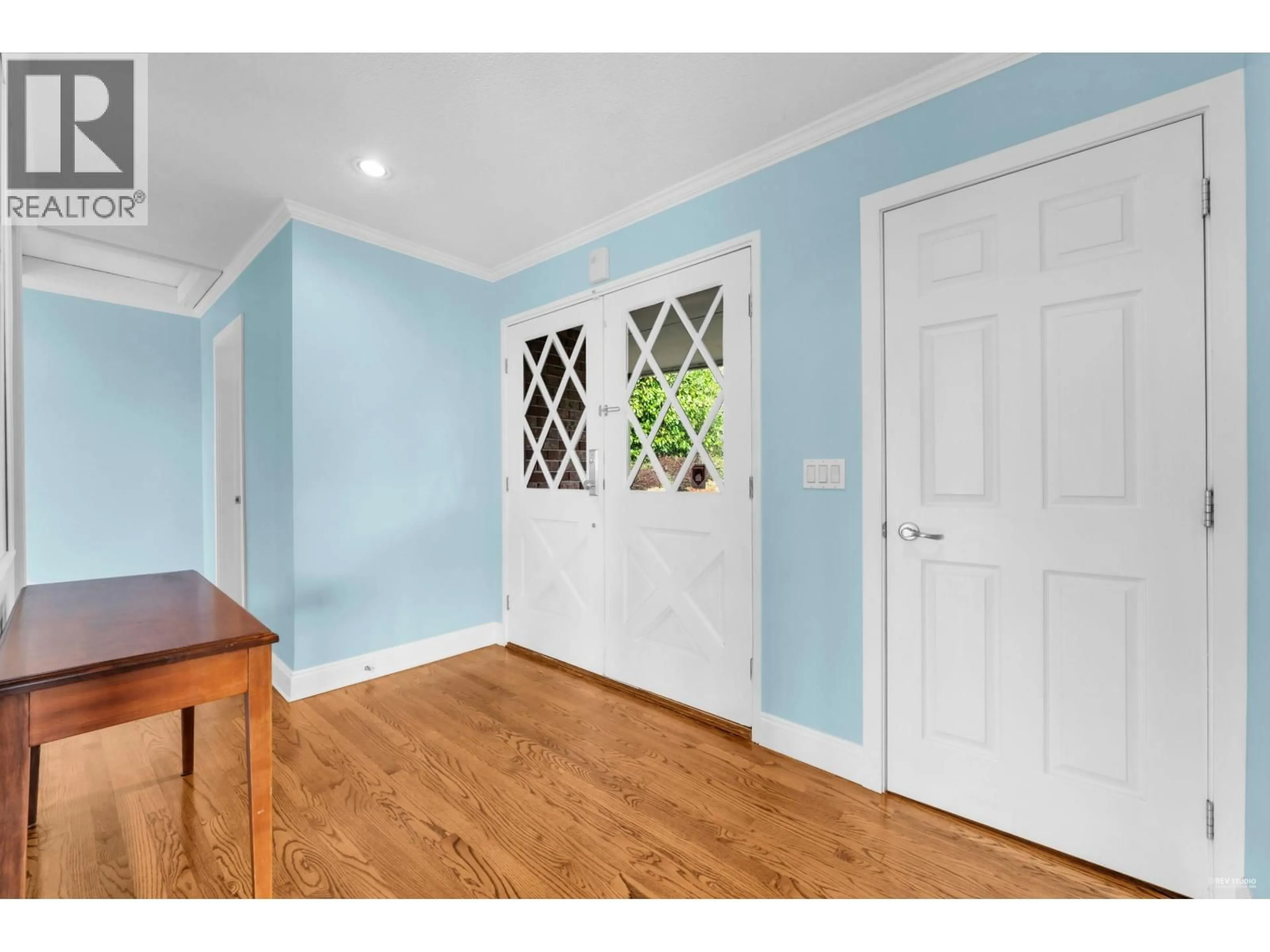 Indoor entryway for 2558 MATHERS AVENUE, West Vancouver British Columbia V7V2J1