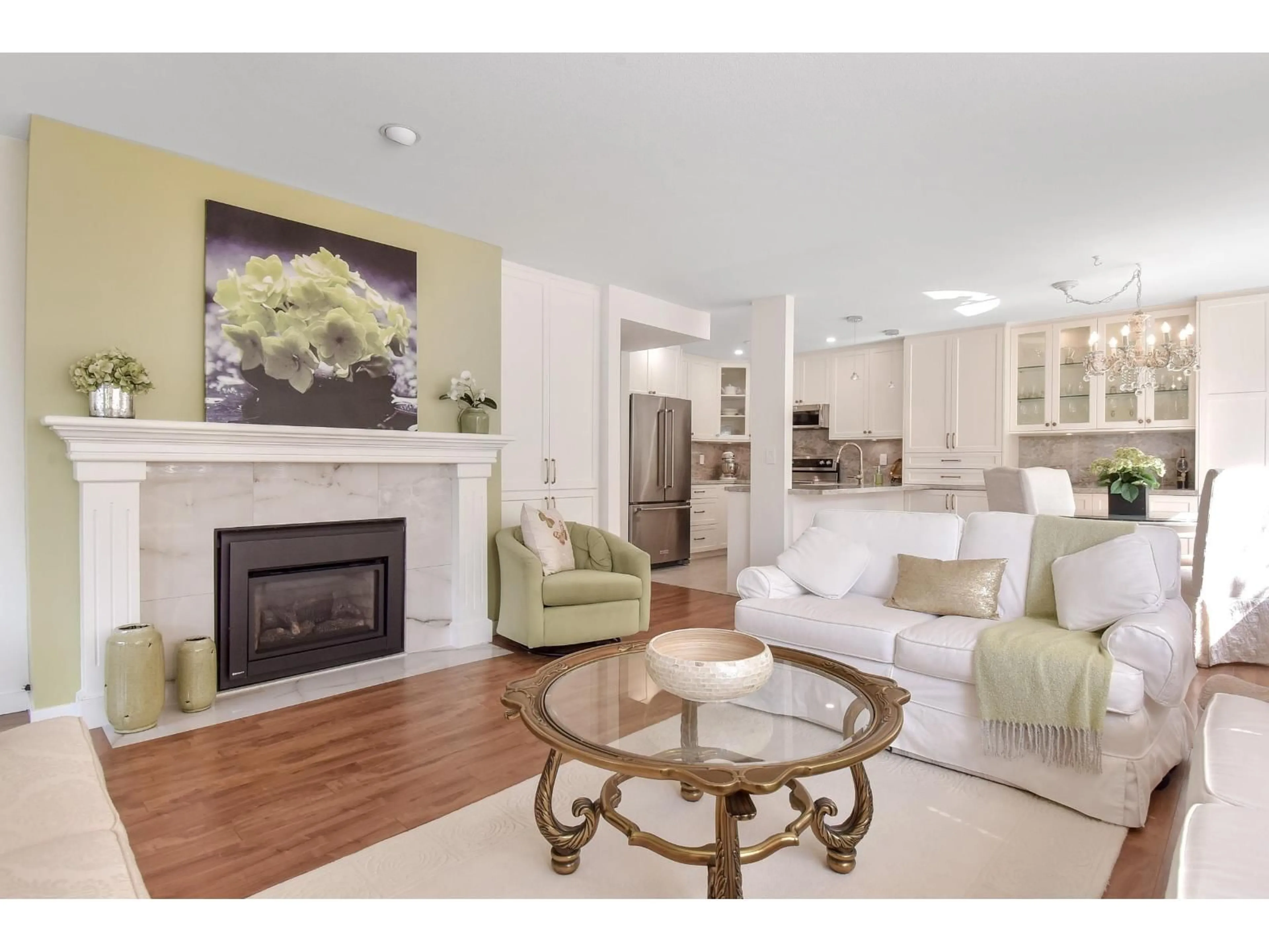 Living room with furniture, wood/laminate floor for 103 - 1441 BLACKWOOD, White Rock British Columbia V4B3V6