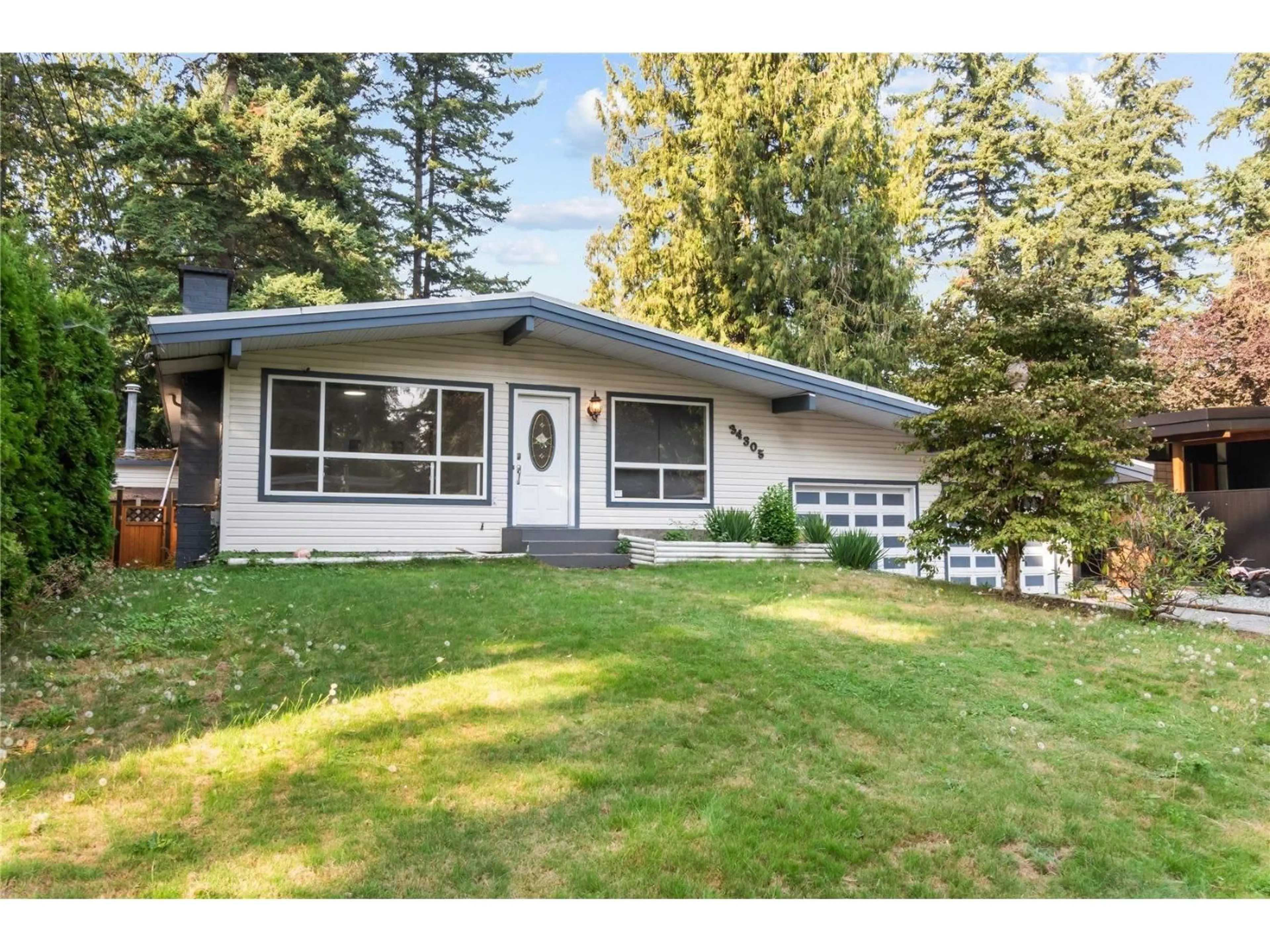 Home with vinyl exterior material, street for 34305 WOODBINE, Abbotsford British Columbia V2S2R4