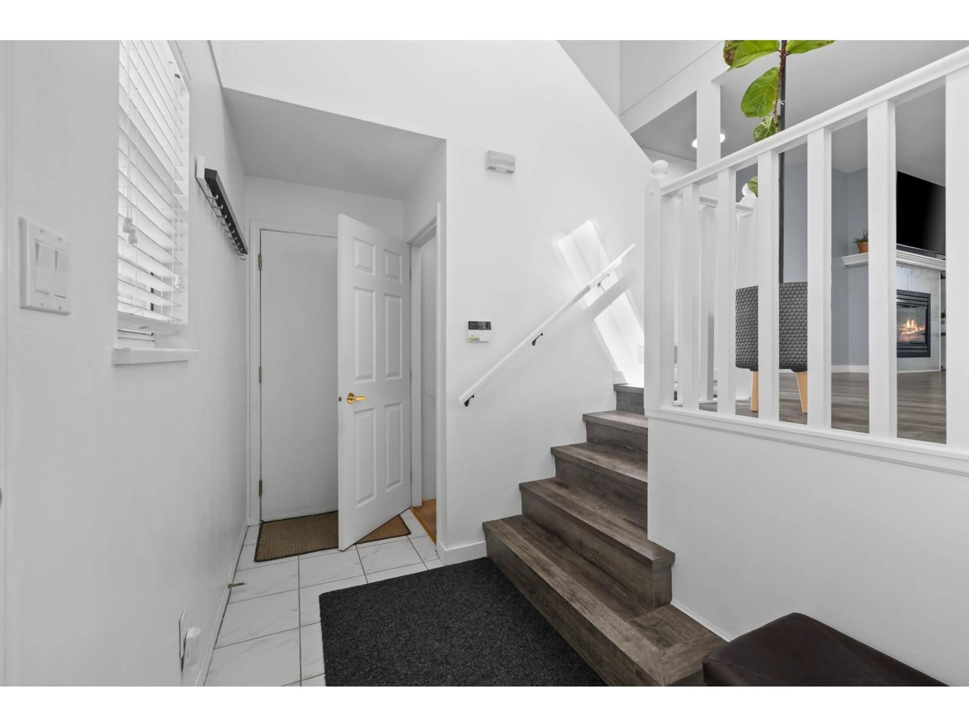 Indoor entryway for 16318 82, Surrey British Columbia V4N0N9