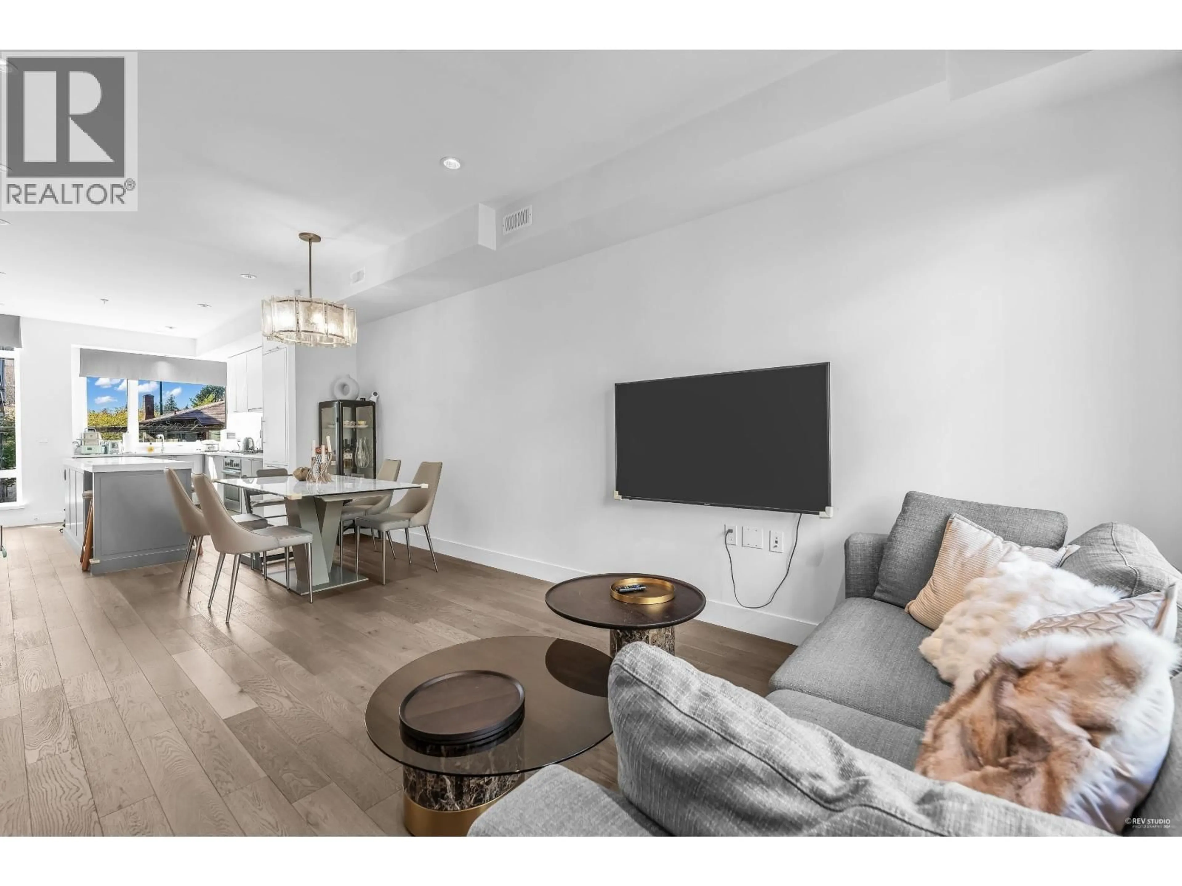 Living room with furniture, wood/laminate floor for 7623 YUKON STREET, Vancouver British Columbia V5X2Y4