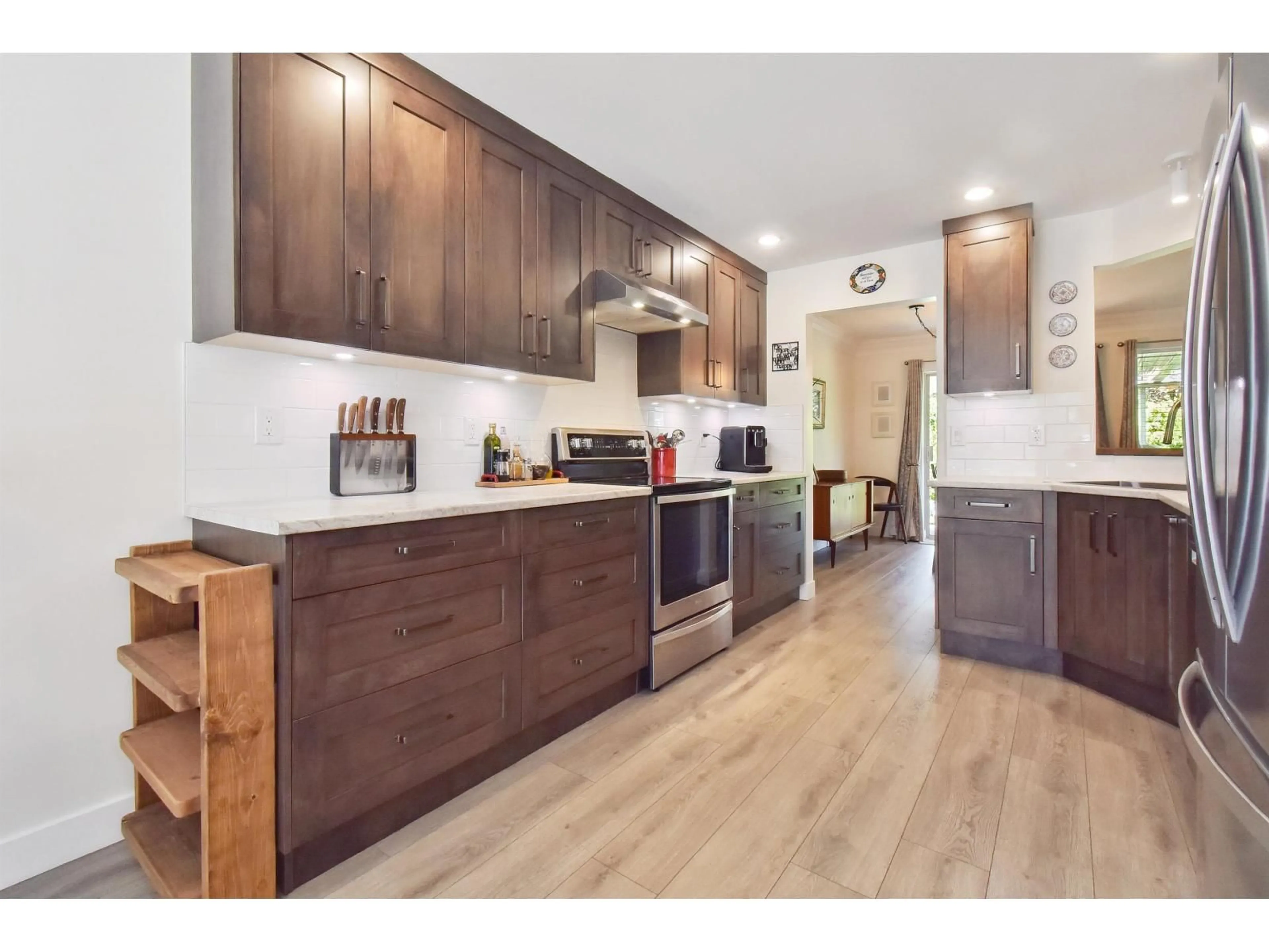 Open concept kitchen, wood/laminate floor for 2475 EMERSON, Abbotsford British Columbia V2T4W5