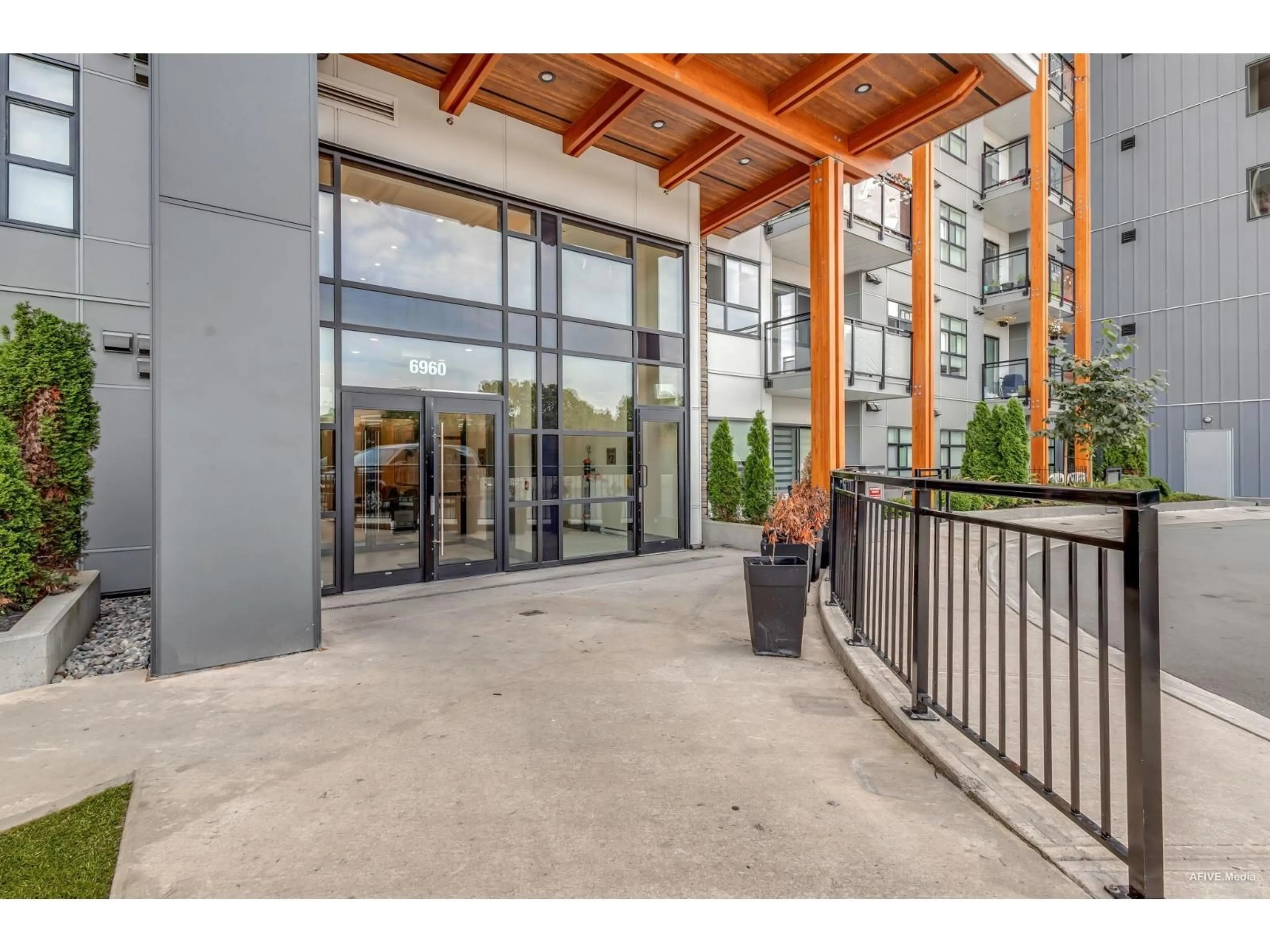 Indoor foyer for 201 - 6960 NICHOLSON, Delta British Columbia V4E0A9