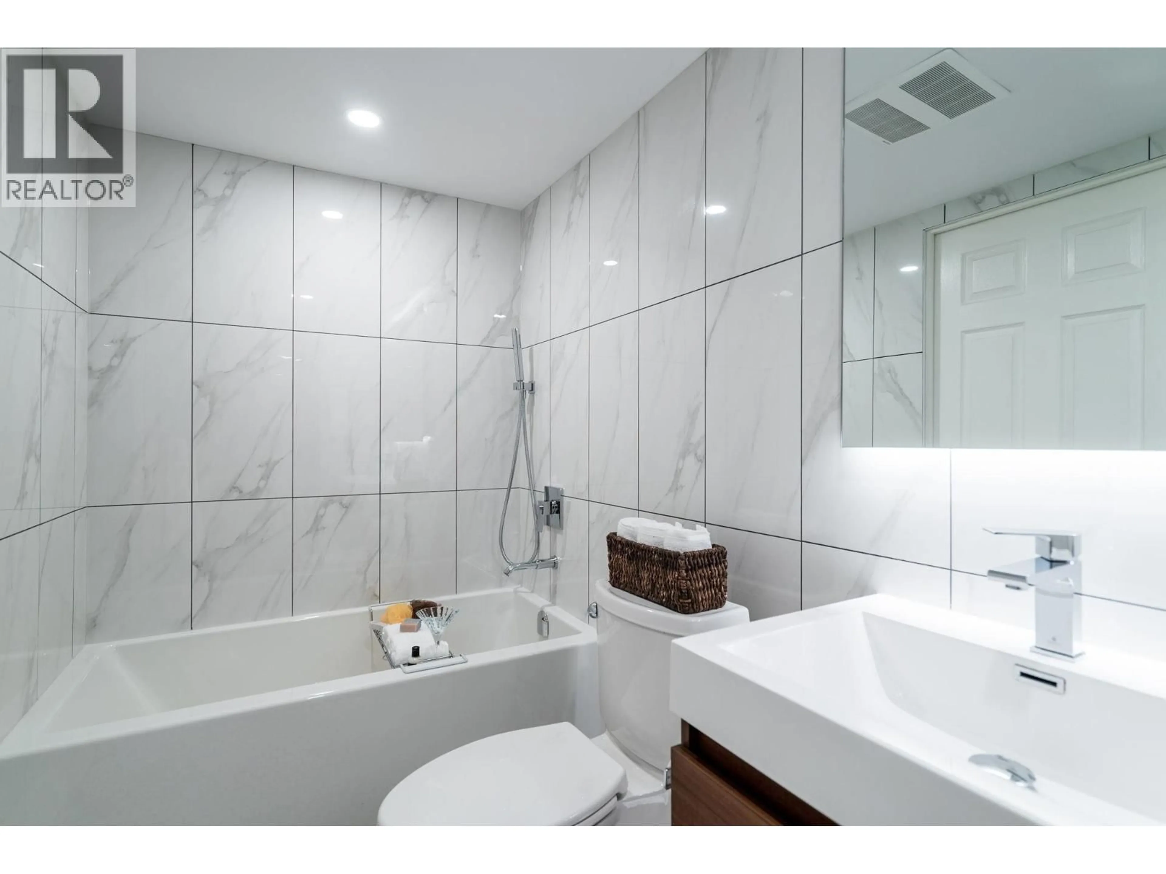 Standard bathroom, ceramic/tile floor for 2001 - 1128 QUEBEC STREET, Vancouver British Columbia V6A4E1