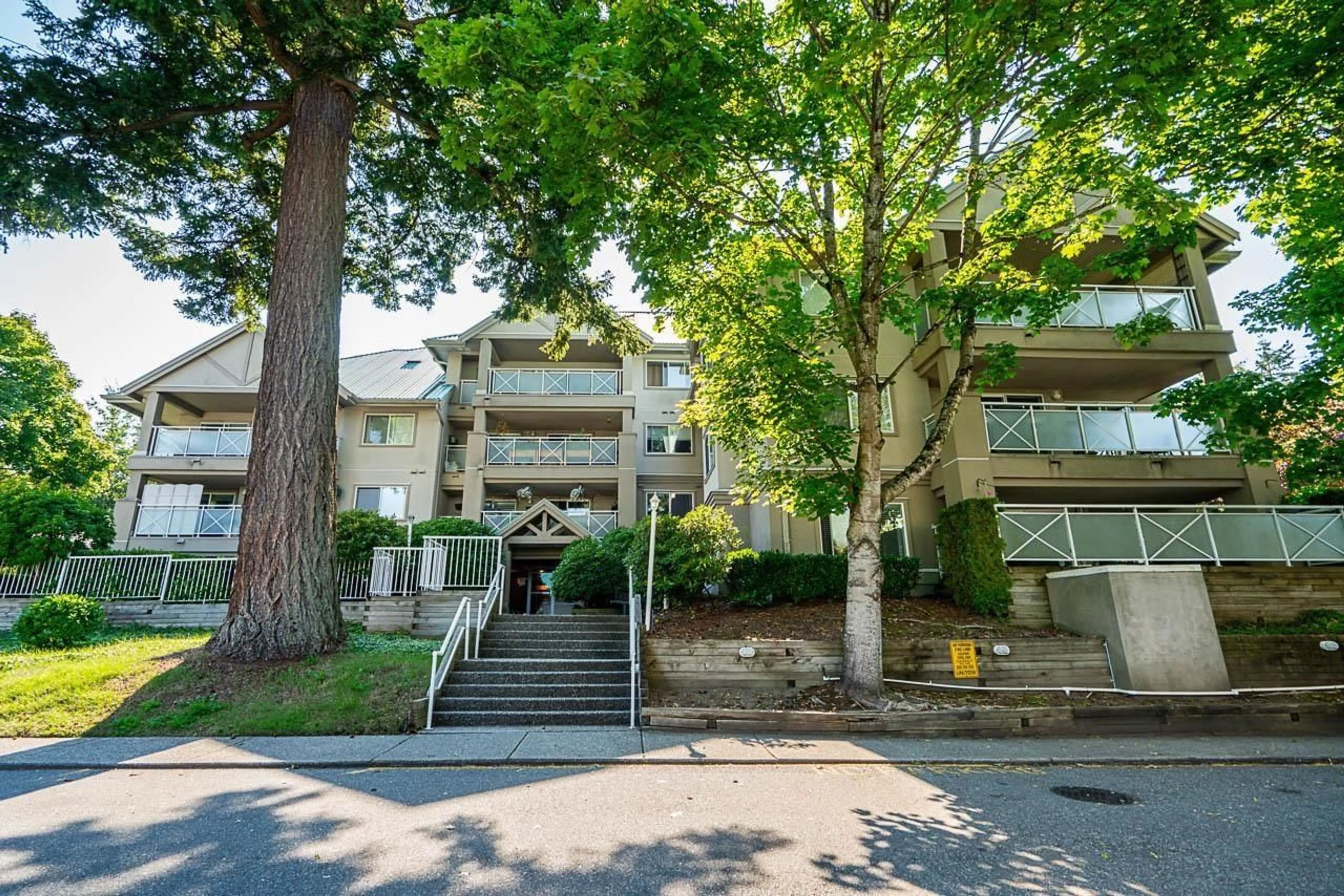 Patio, street for 401 - 15130 29A, Surrey British Columbia V4P3B1