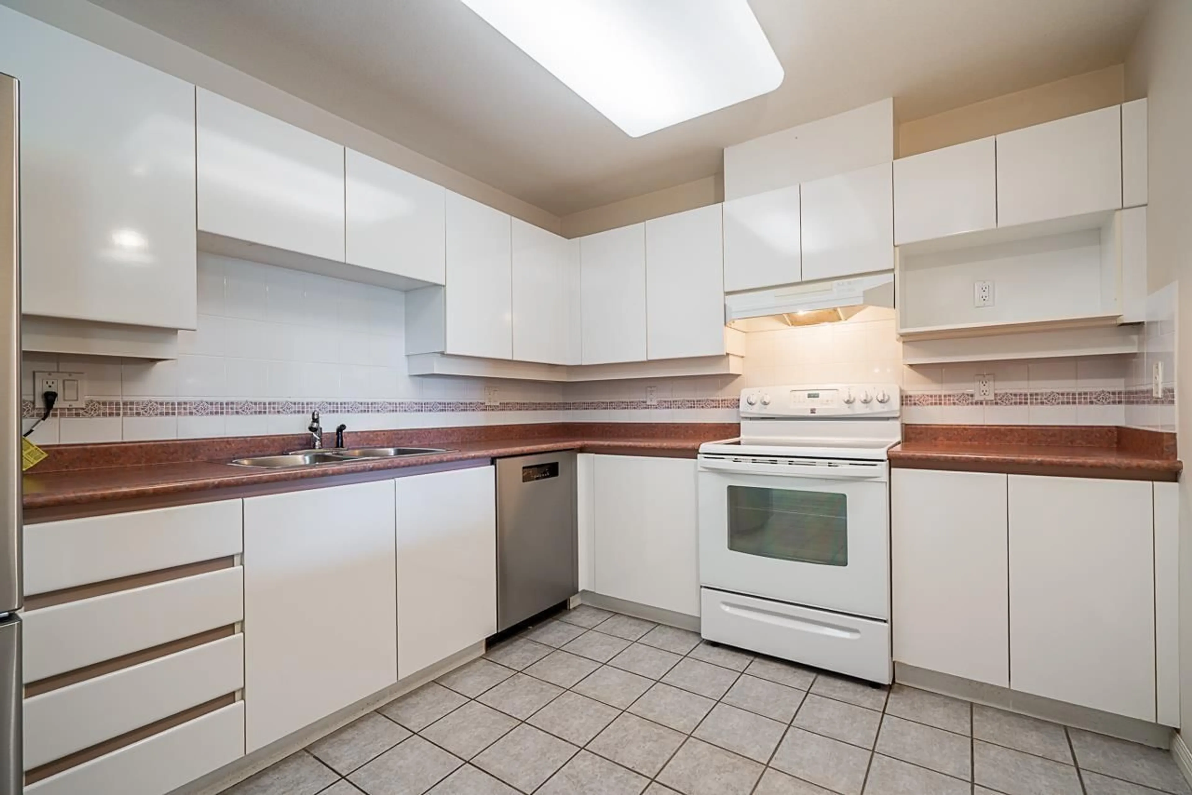 Standard kitchen, unknown for 401 - 15130 29A, Surrey British Columbia V4P3B1