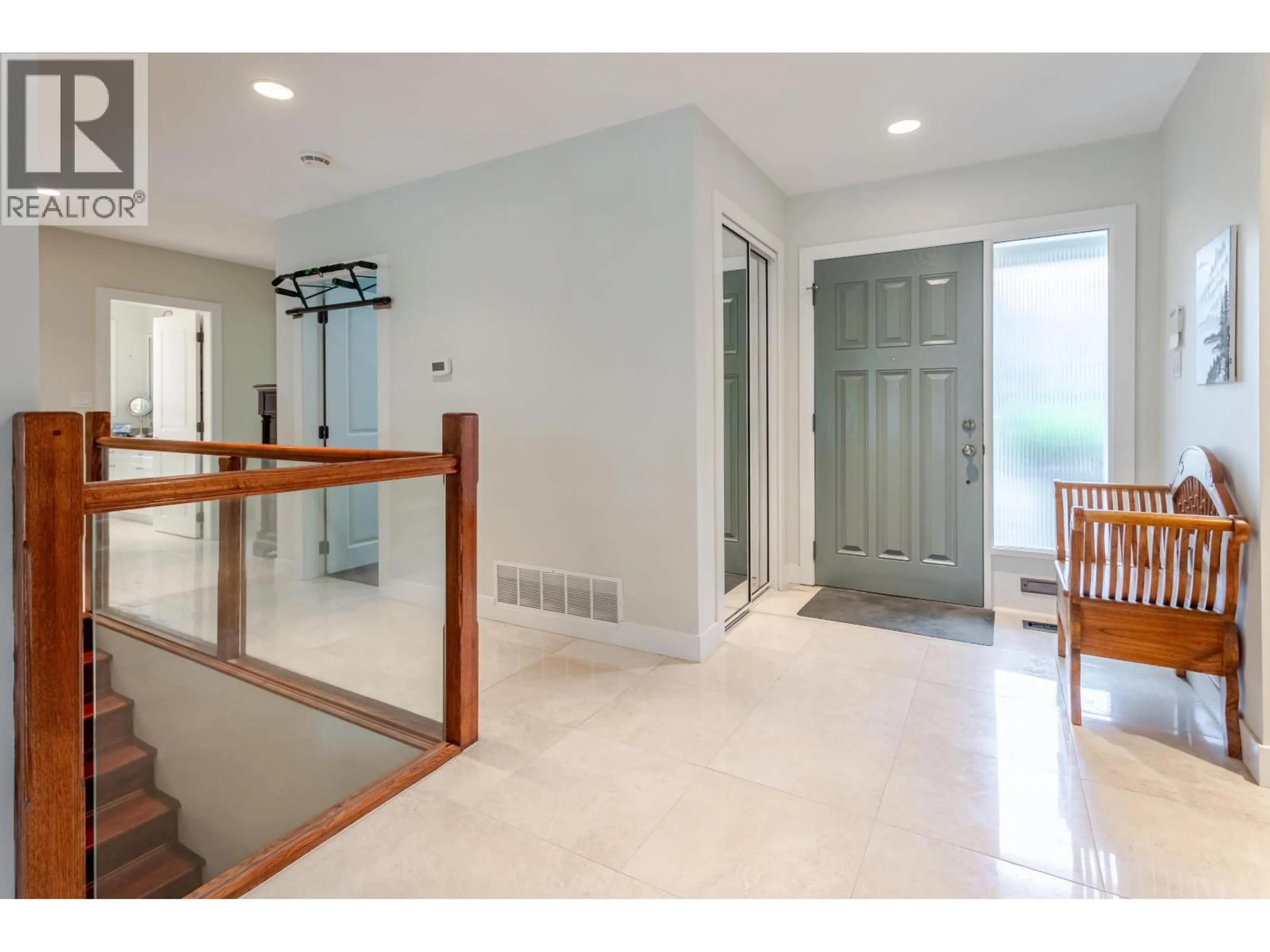 Indoor entryway for 4628 RUMBLE STREET, Burnaby British Columbia V5J2A7