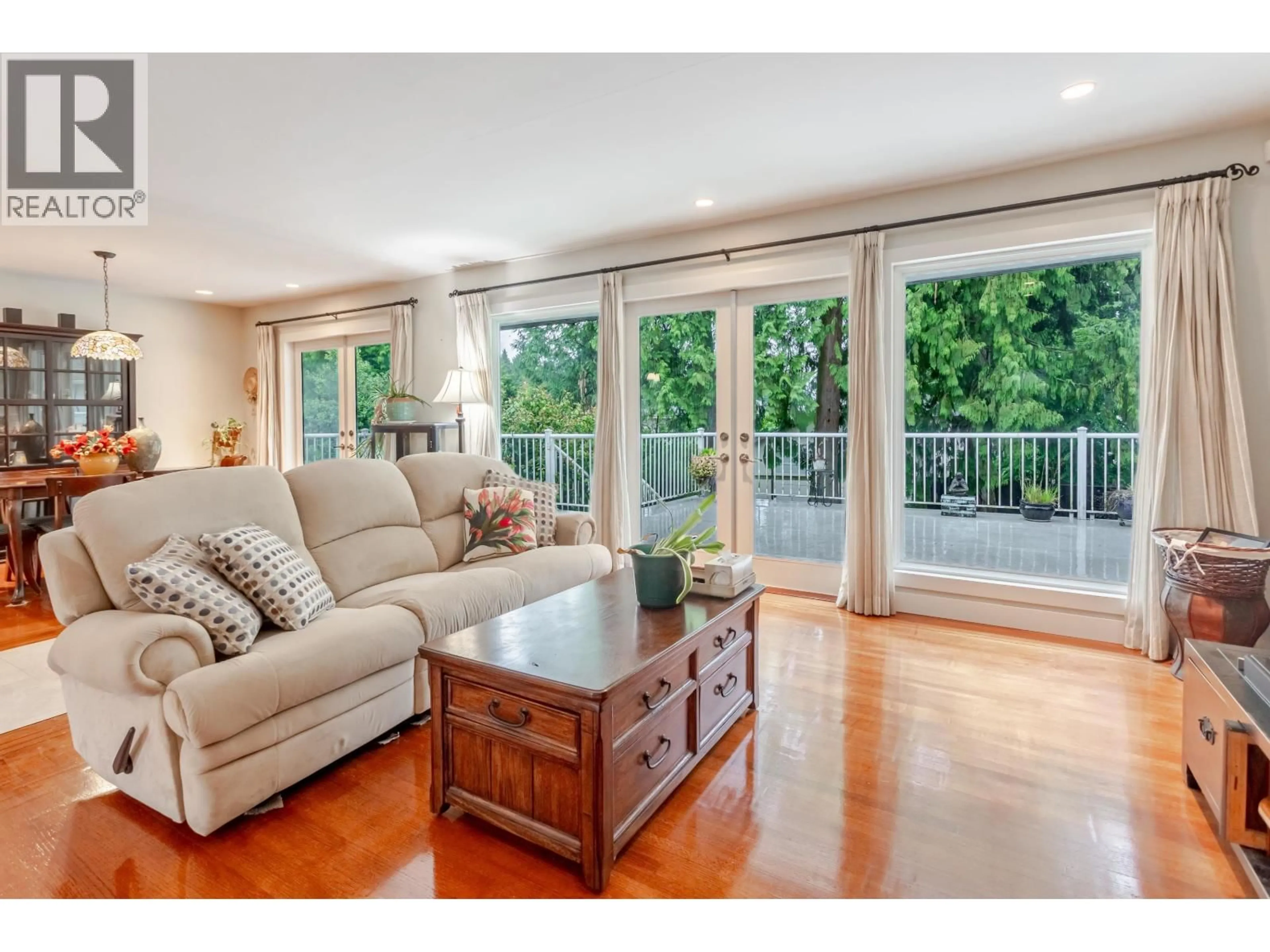 Living room with furniture, wood/laminate floor for 4628 RUMBLE STREET, Burnaby British Columbia V5J2A7