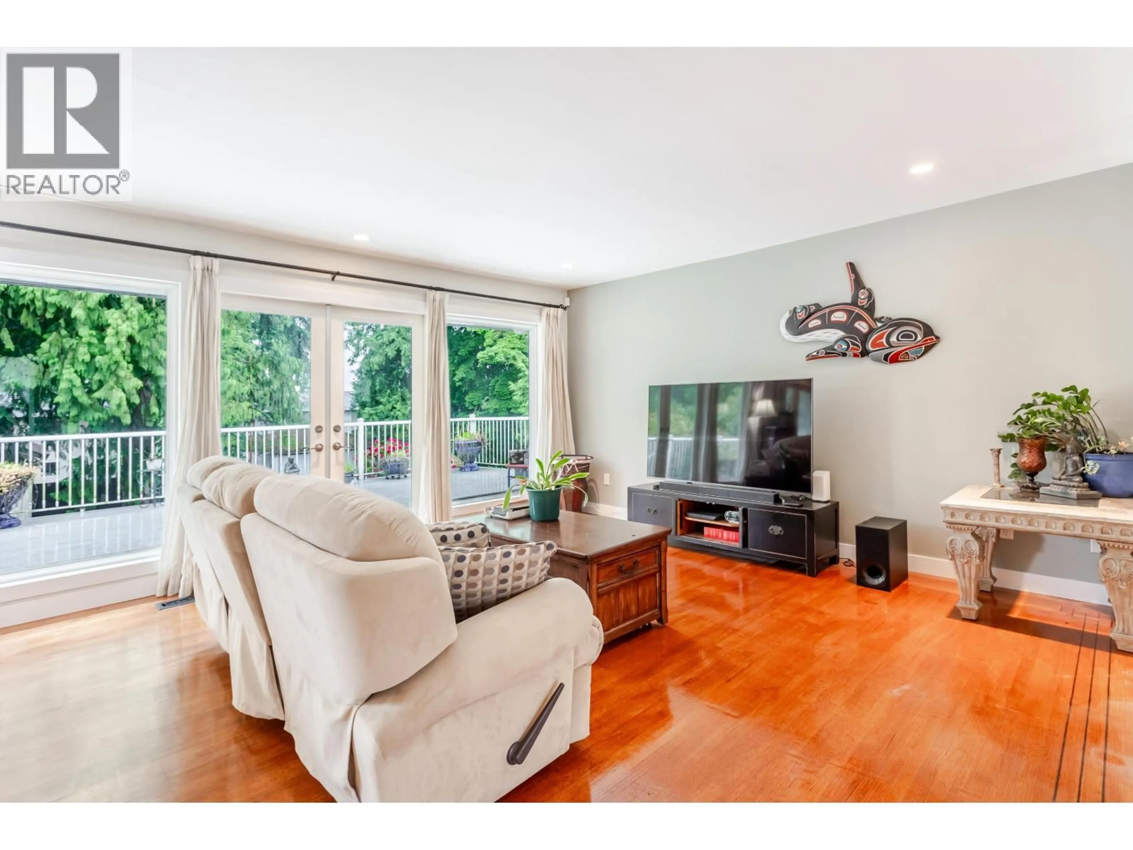 Living room with furniture, wood/laminate floor for 4628 RUMBLE STREET, Burnaby British Columbia V5J2A7