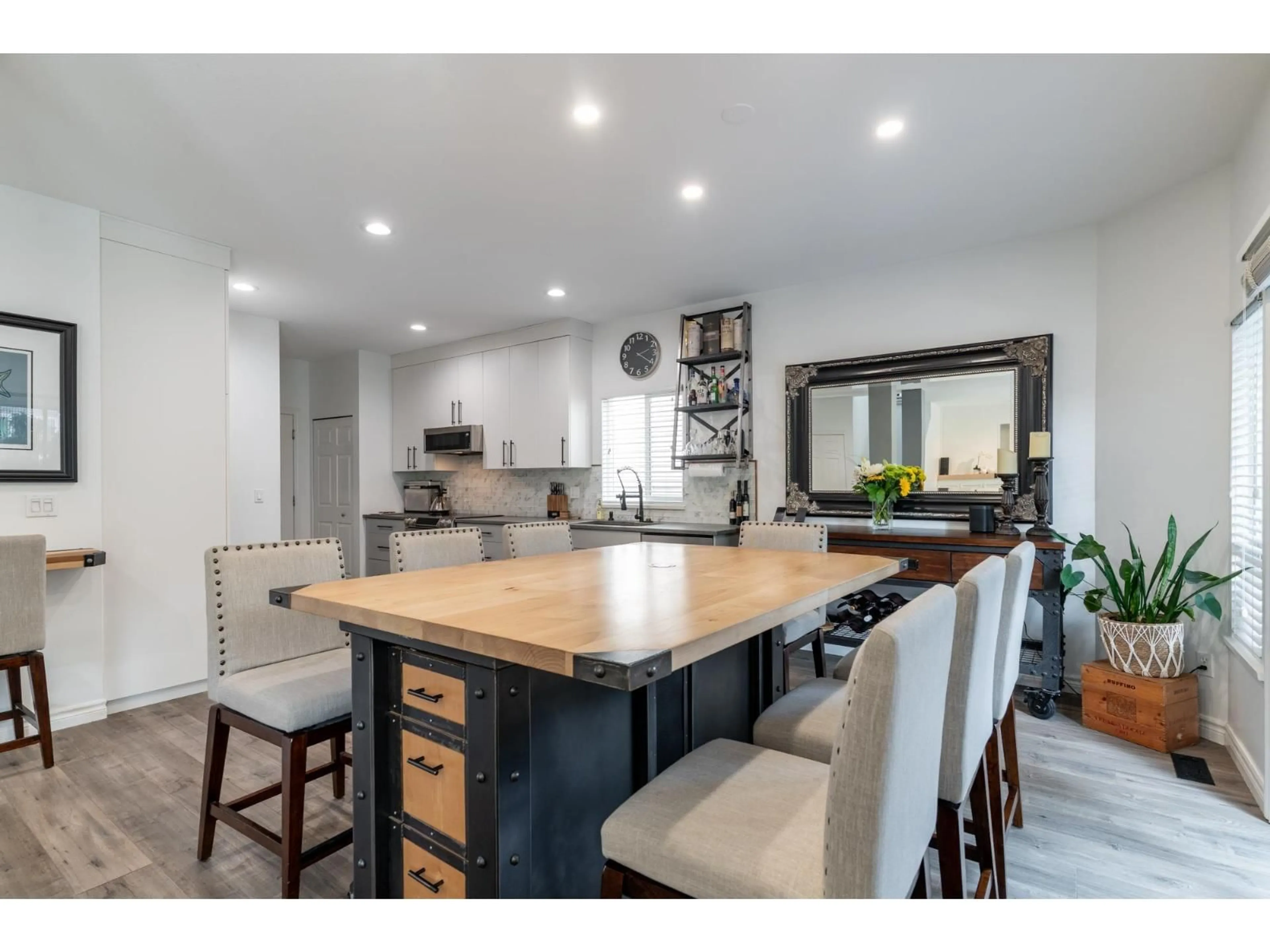 Open concept kitchen, unknown for 8 - 18868 69, Surrey British Columbia V4N5K7