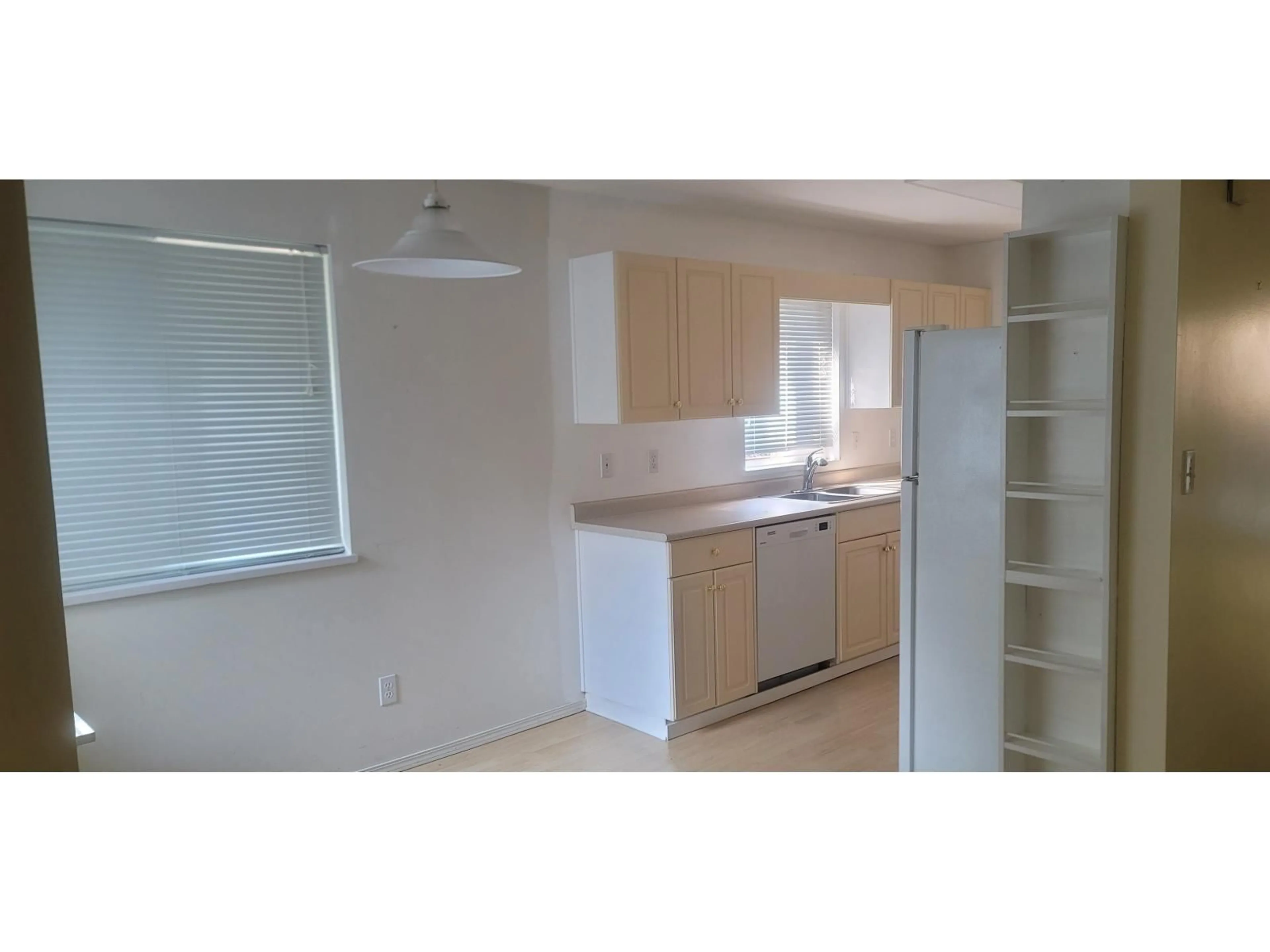 Standard kitchen, unknown for 43 - 15020 66A, Surrey British Columbia V3S2A5