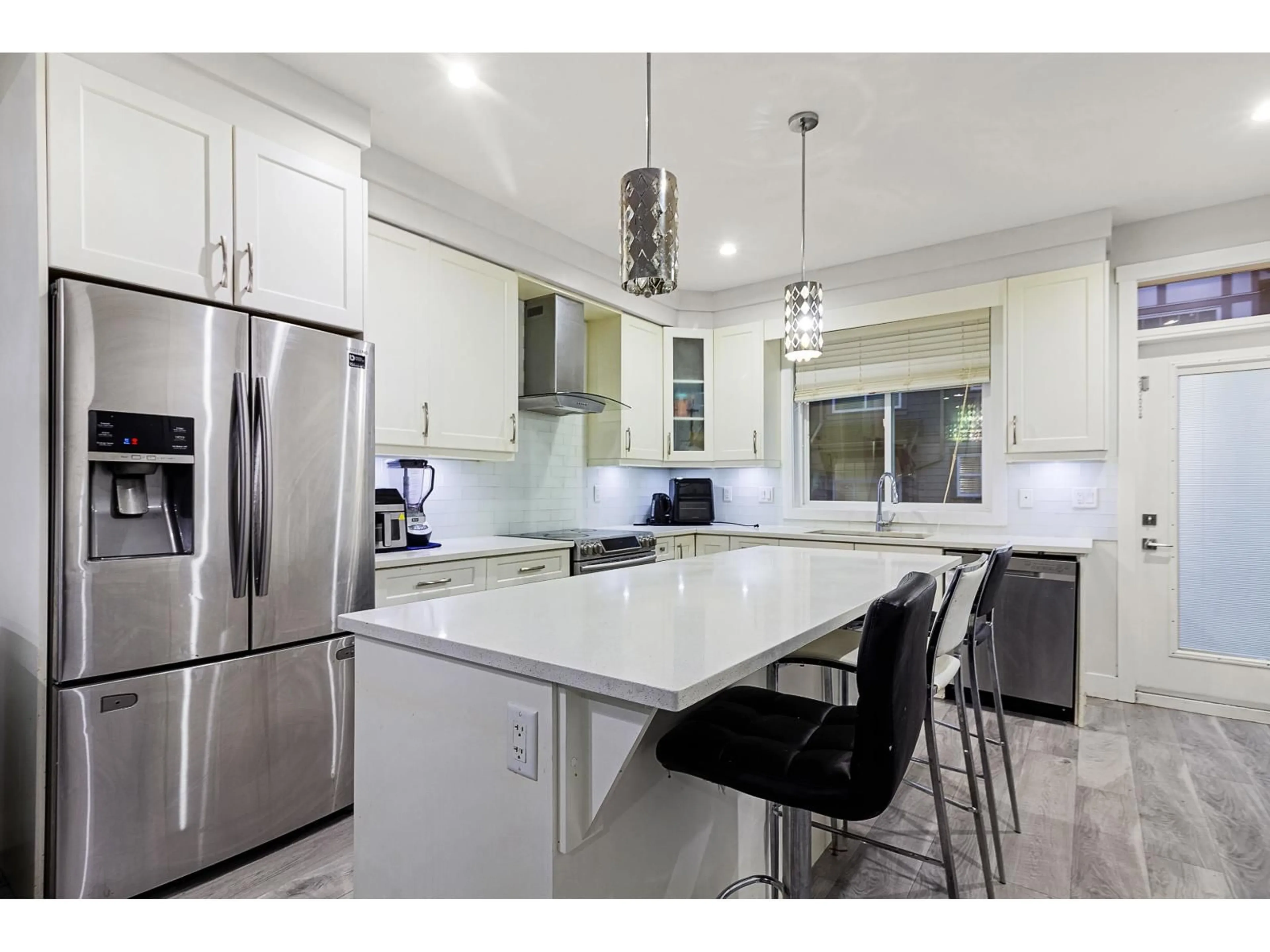 Contemporary kitchen, ceramic/tile floor for 102 - 15170 60, Surrey British Columbia V3S0A3