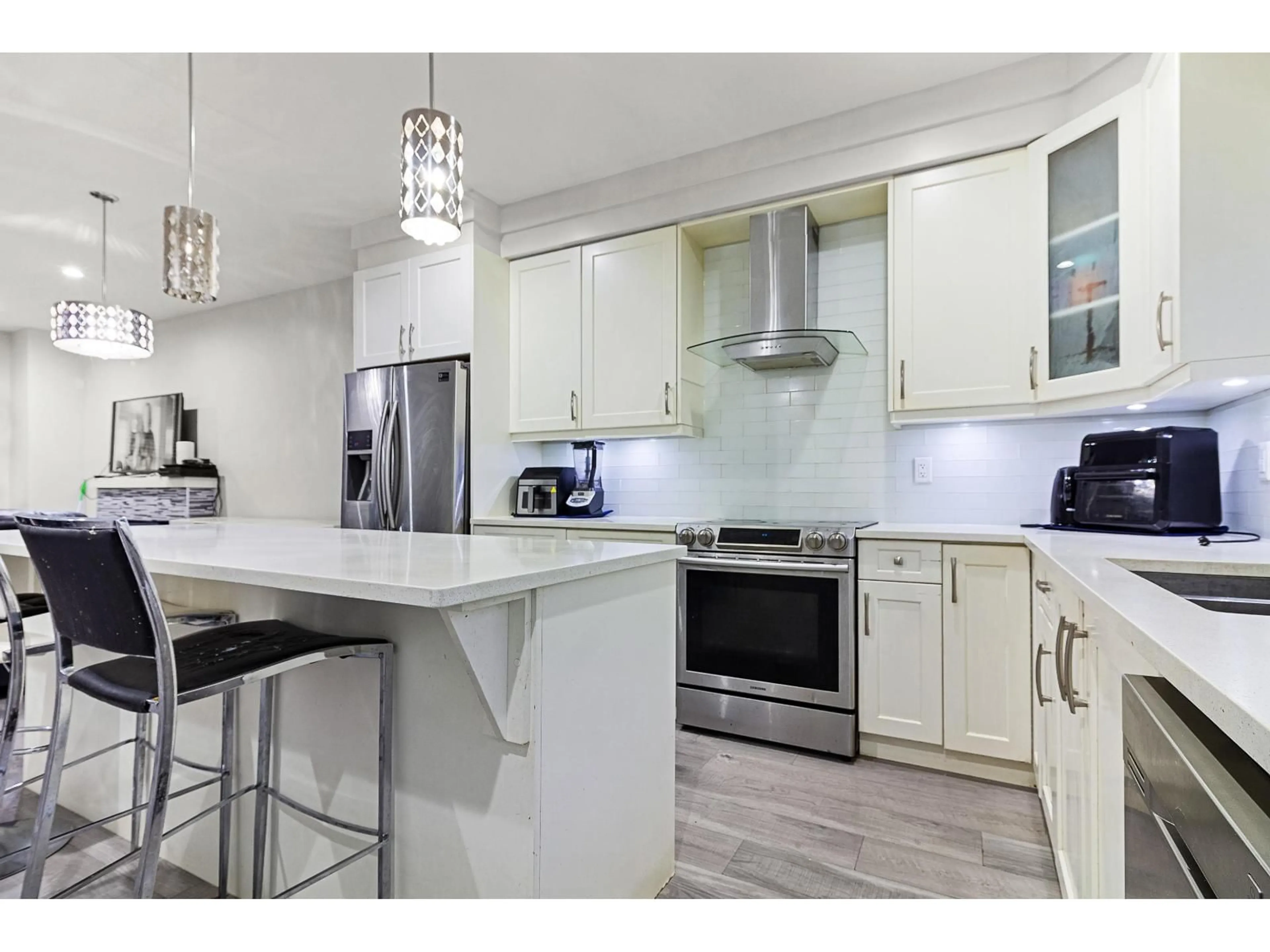 Open concept kitchen, unknown for 102 - 15170 60, Surrey British Columbia V3S0A3