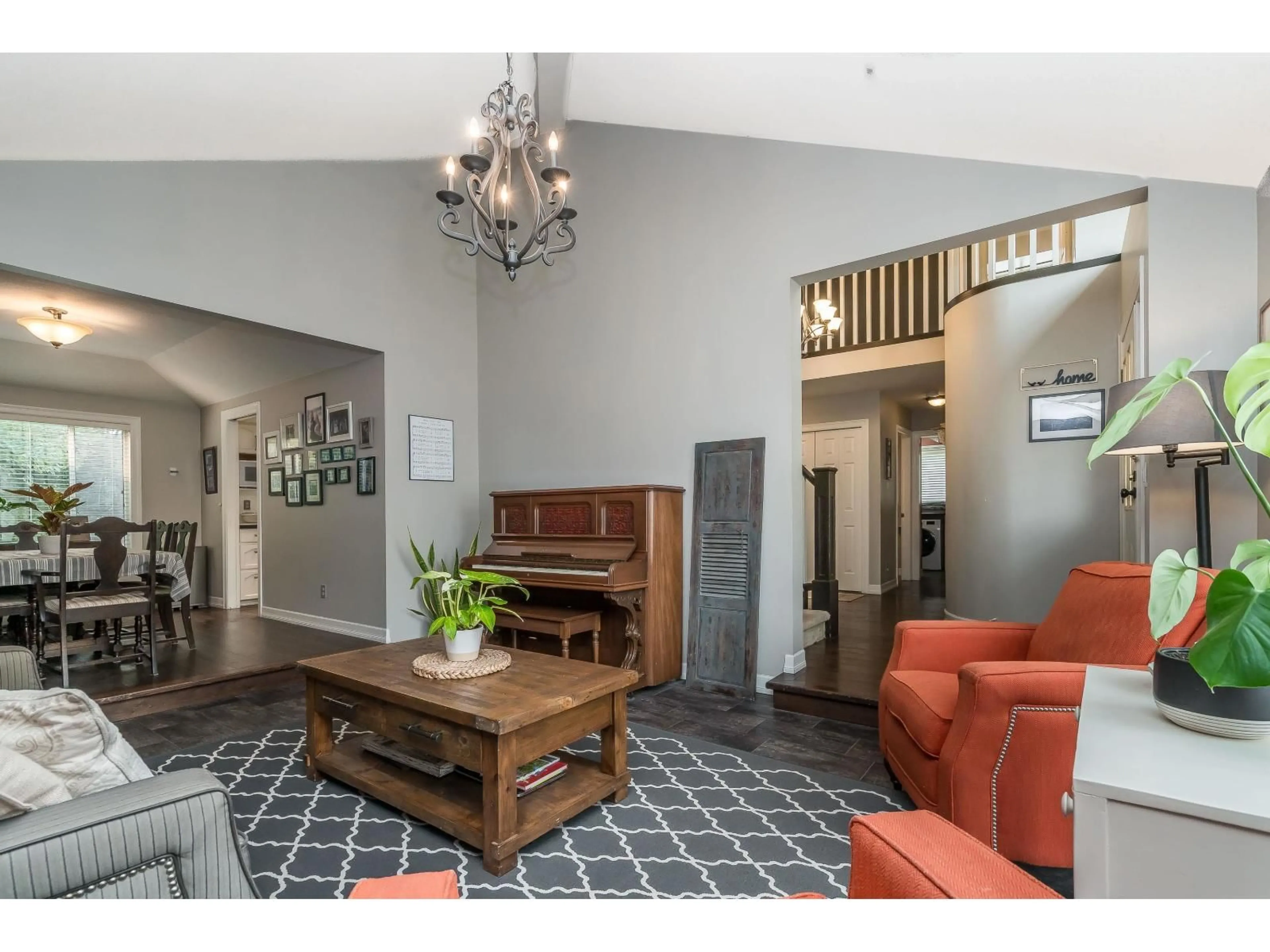 Indoor foyer for 32134 CLINTON, Abbotsford British Columbia V2T5B5