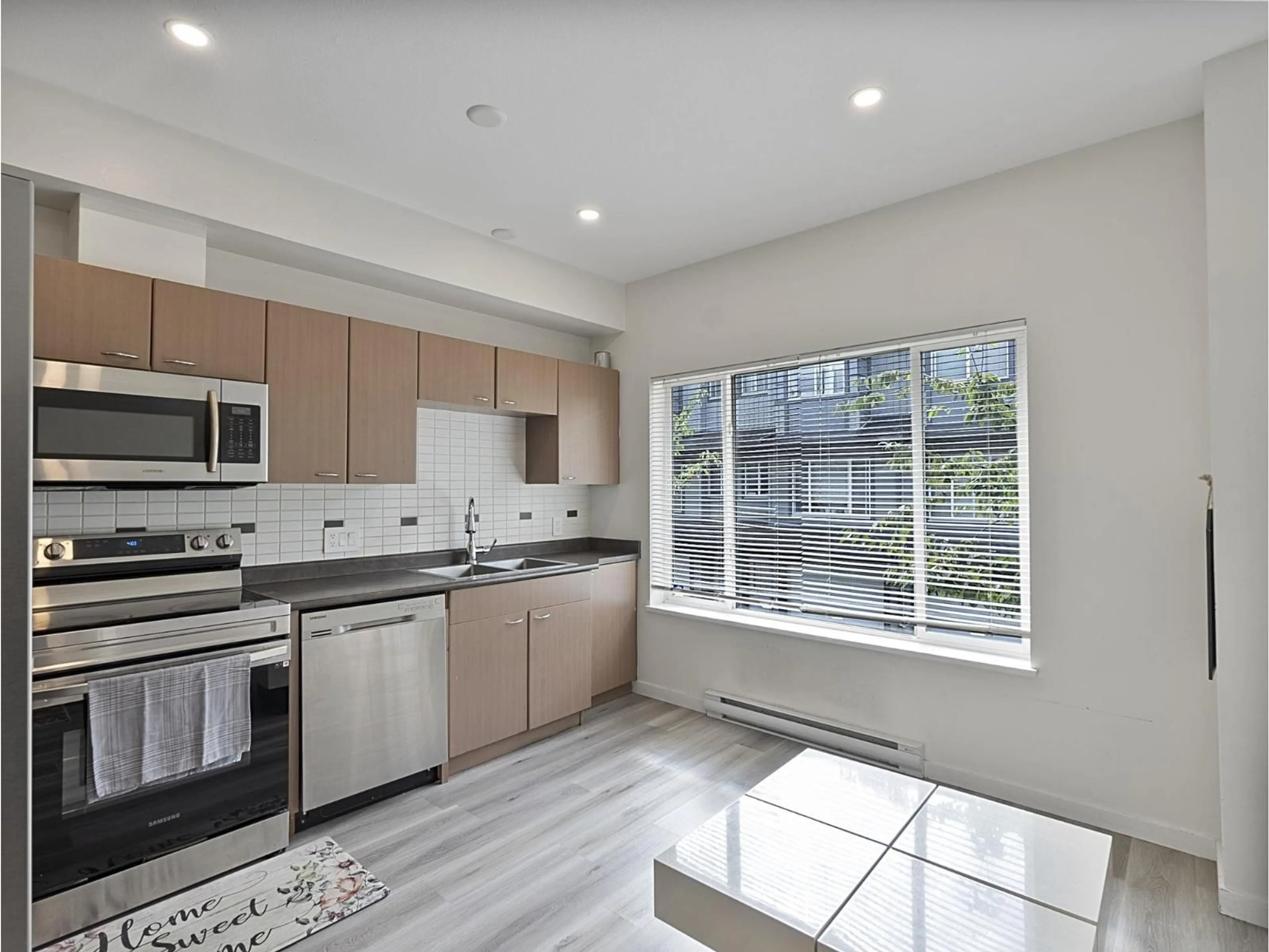 Open concept kitchen, unknown for 14 - 18701 66, Surrey British Columbia V3S4P3