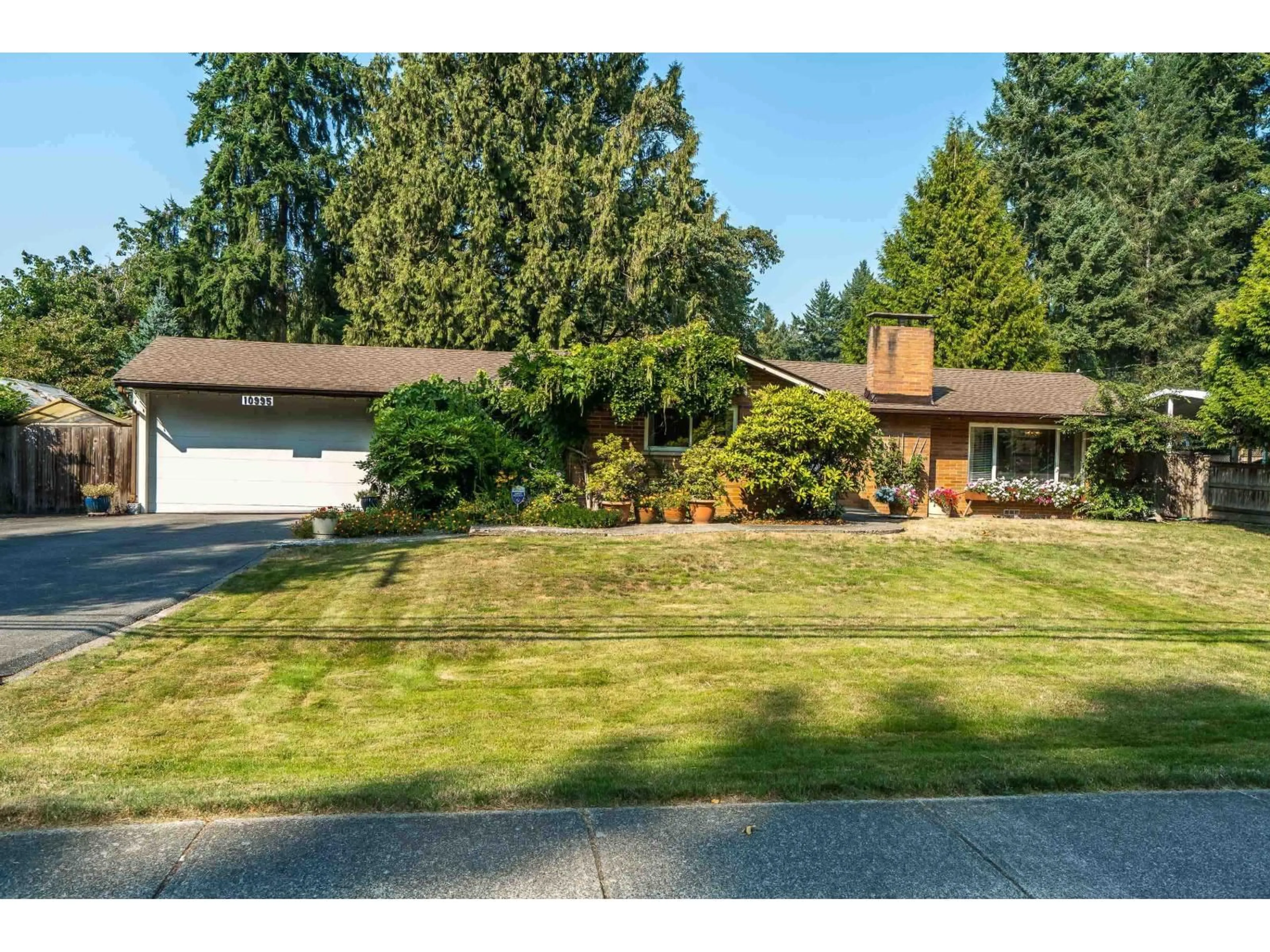 A pic from outside/outdoor area/front of a property/back of a property/a pic from drone, street for 10995 64, Delta British Columbia V4E1C3