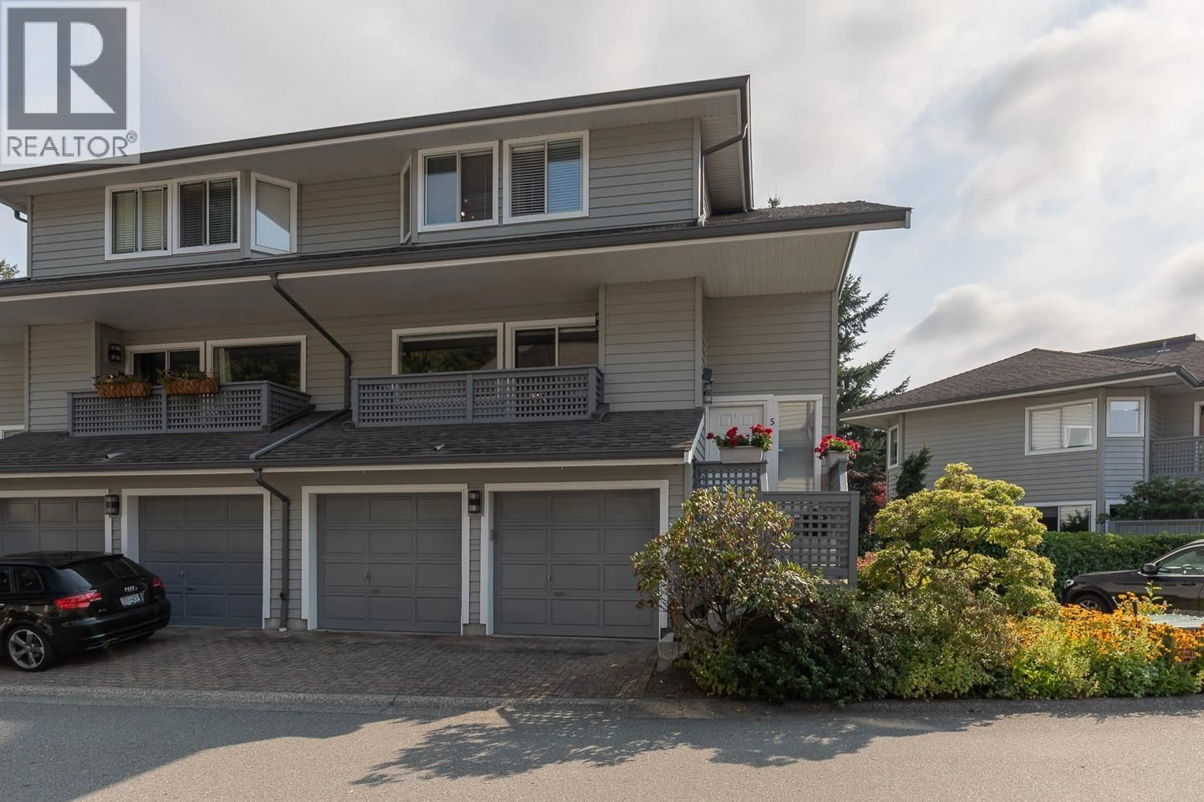 A pic from outside/outdoor area/front of a property/back of a property/a pic from drone, street for 5 - 3634 GARIBALDI DRIVE, North Vancouver British Columbia V7H2X5