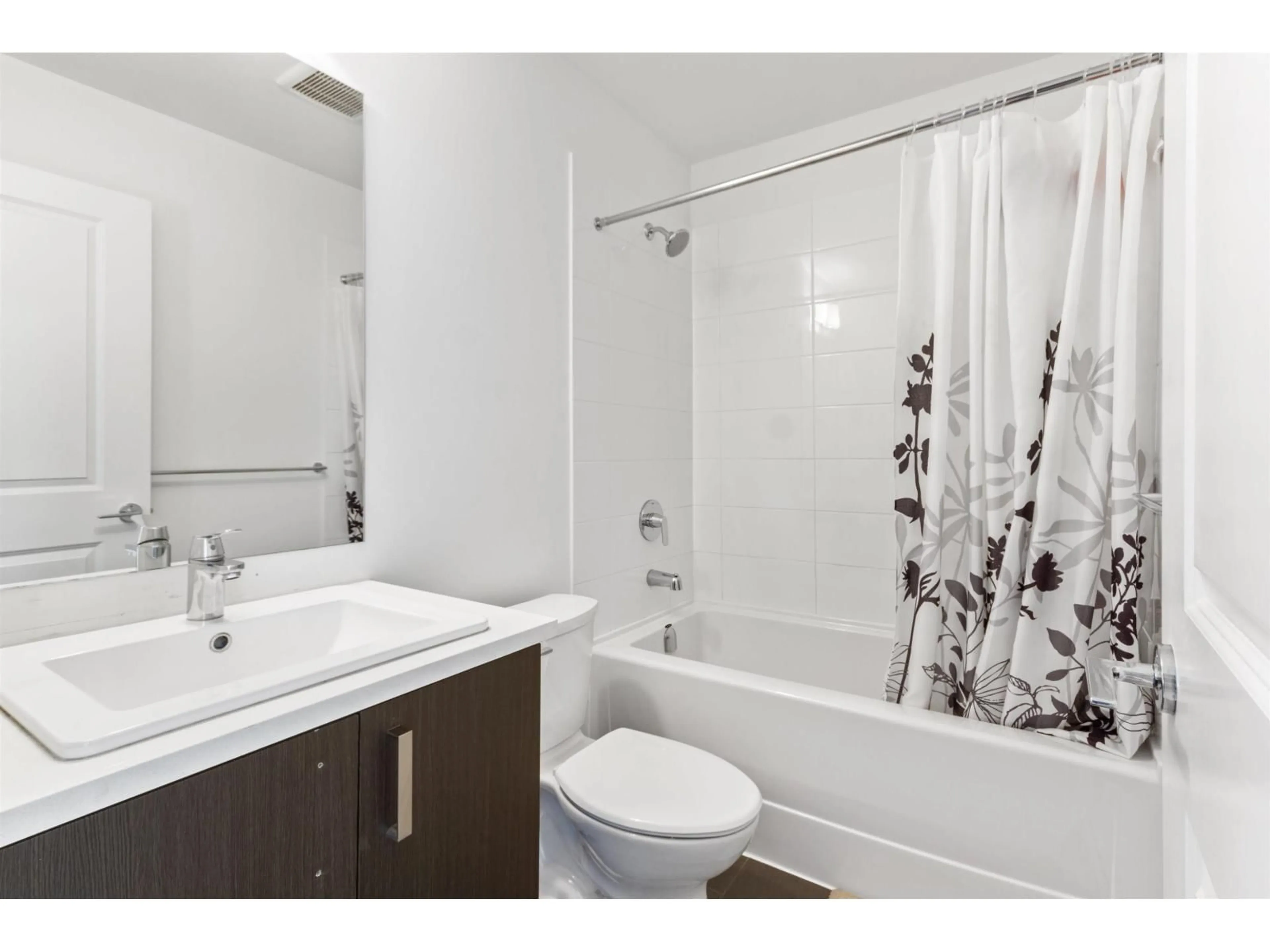 Standard bathroom, unknown for 306 - 13623 81A, Surrey British Columbia V3W3N7