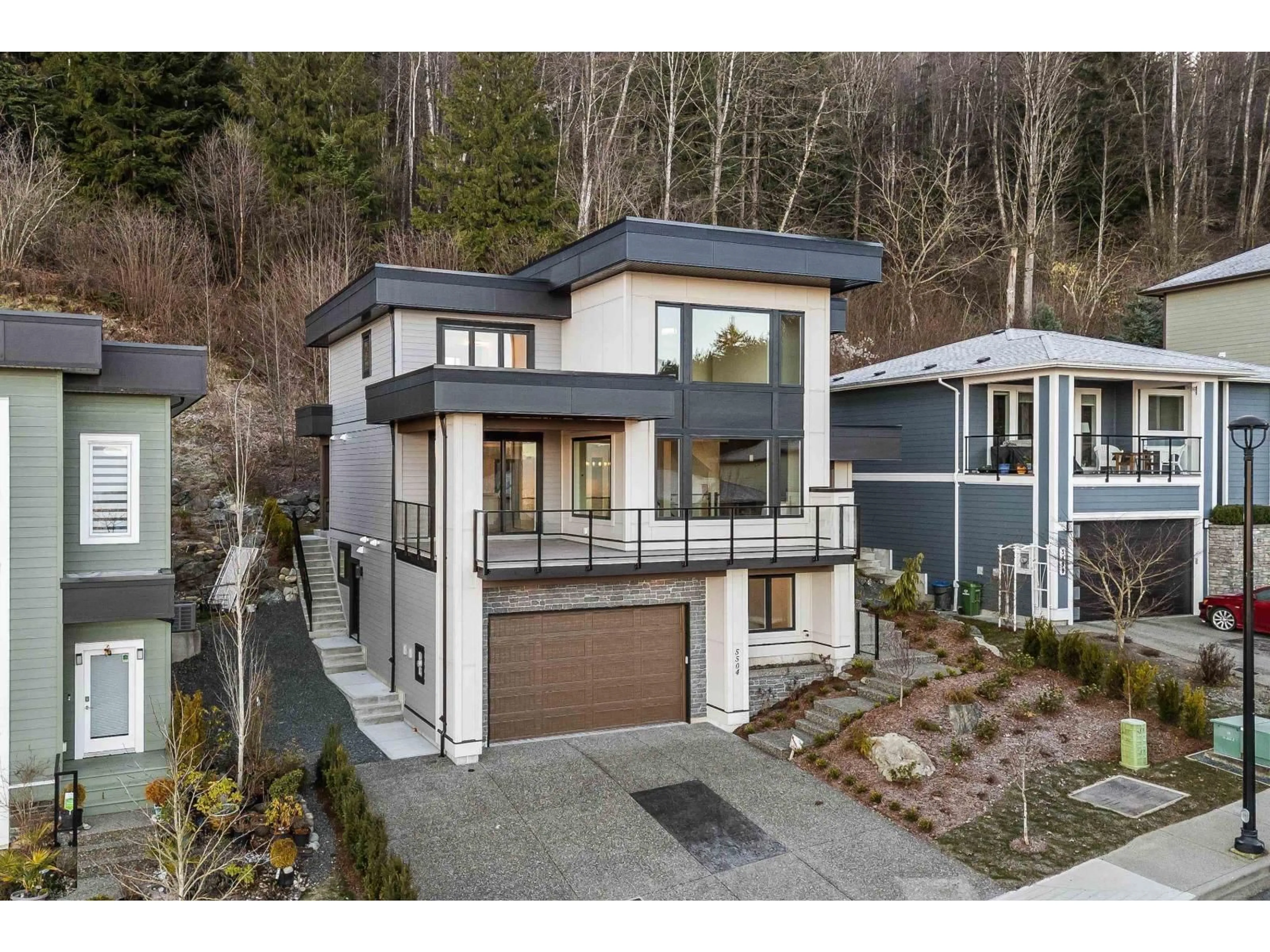 Home with vinyl exterior material, street for 5504 MACLACHLAN PLACE, Chilliwack British Columbia V2R0P3