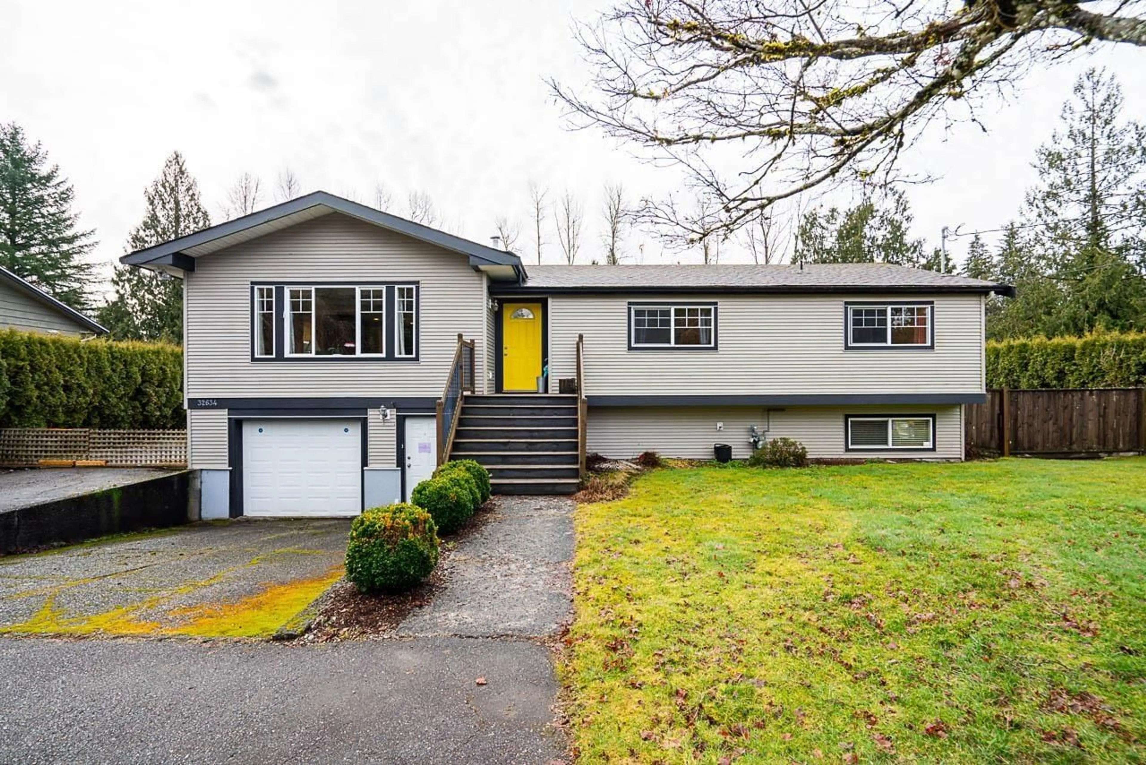 Home with vinyl exterior material, street for 32634 LAMINMAN, Mission British Columbia V4S1A8