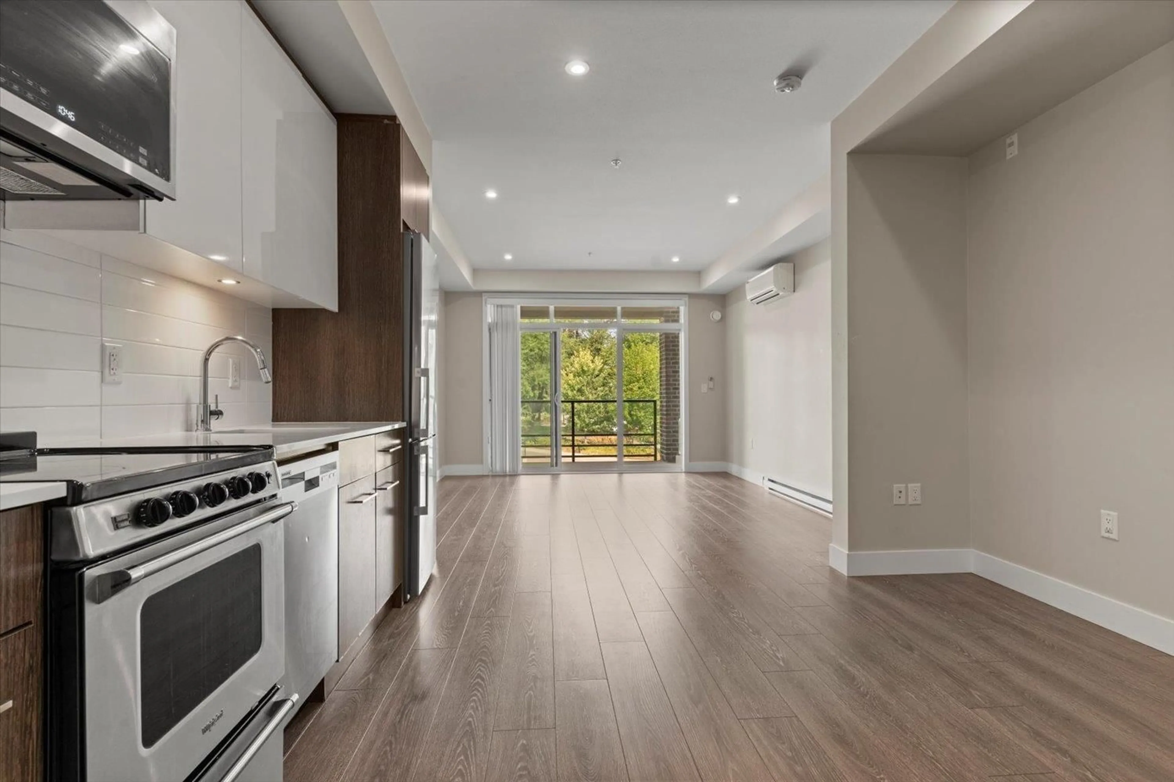 Open concept kitchen, wood/laminate floor for 202 - 45510 MARKET WAY, Chilliwack British Columbia V2R6E1