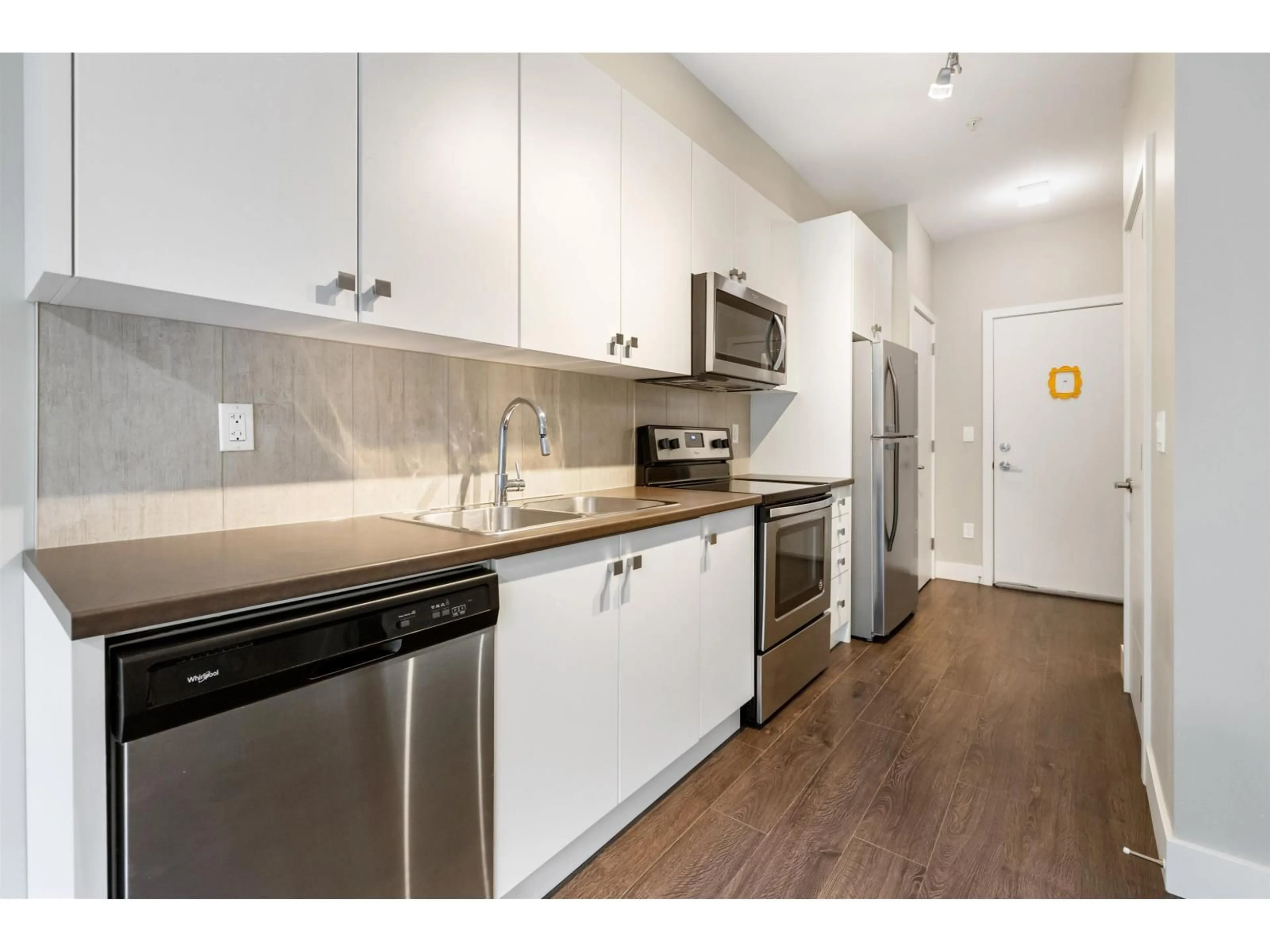 Standard kitchen, wood/laminate floor for 210 - 1948 NORTH PARALLEL, Abbotsford British Columbia V3G0H2