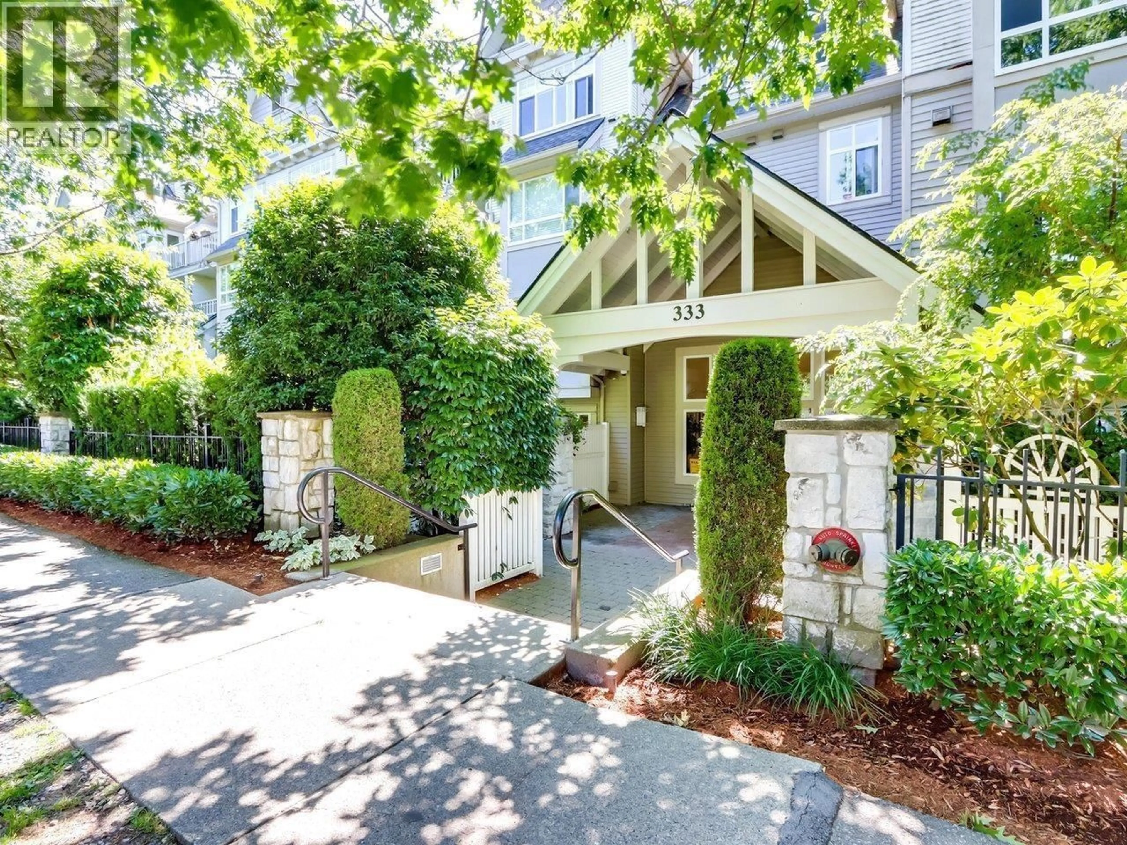 Indoor entryway for 105 - 333 1ST STREET, North Vancouver British Columbia V7L4W9