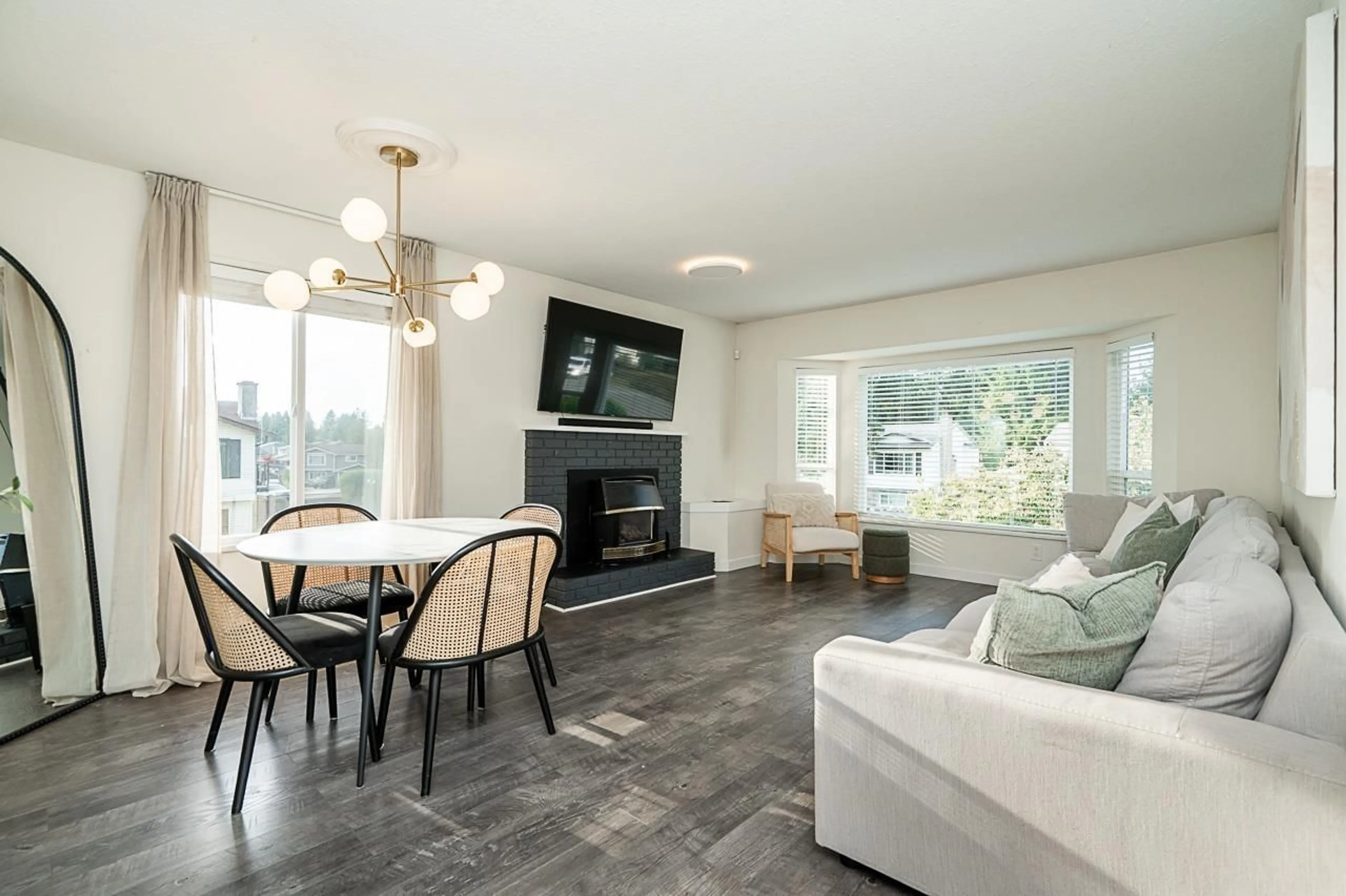 Living room with furniture, unknown for 27564 31B, Langley British Columbia V4W3L3